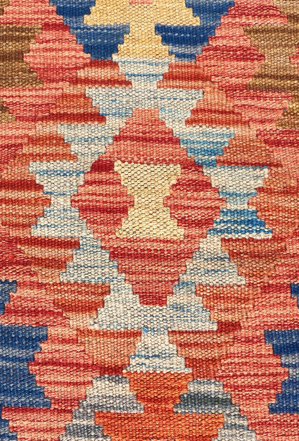 Detalle de motivos geométricos en alfombra Kelim de lana, tejido plano