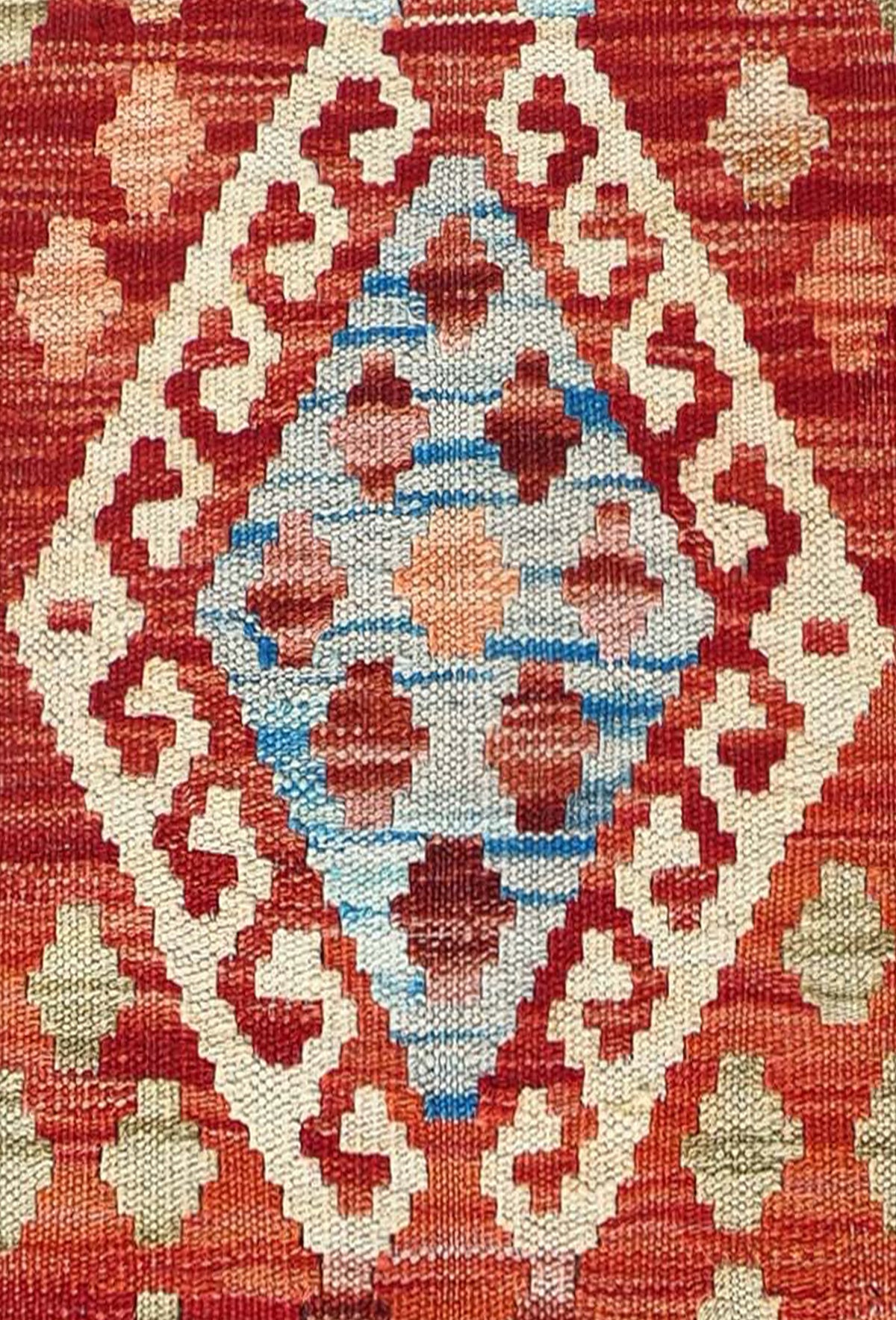 Detalle de motivos geométricos en alfombra Kelim de lana tejida a mano