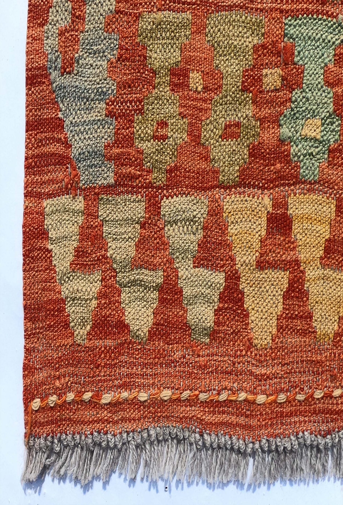 Textura natural de lana en alfombra hecha a mano de origen Pakistaní