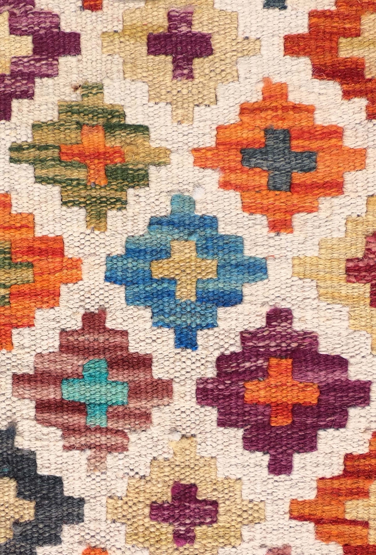 Detalle de motivos geométricos en alfombra Kelim de tejido plano