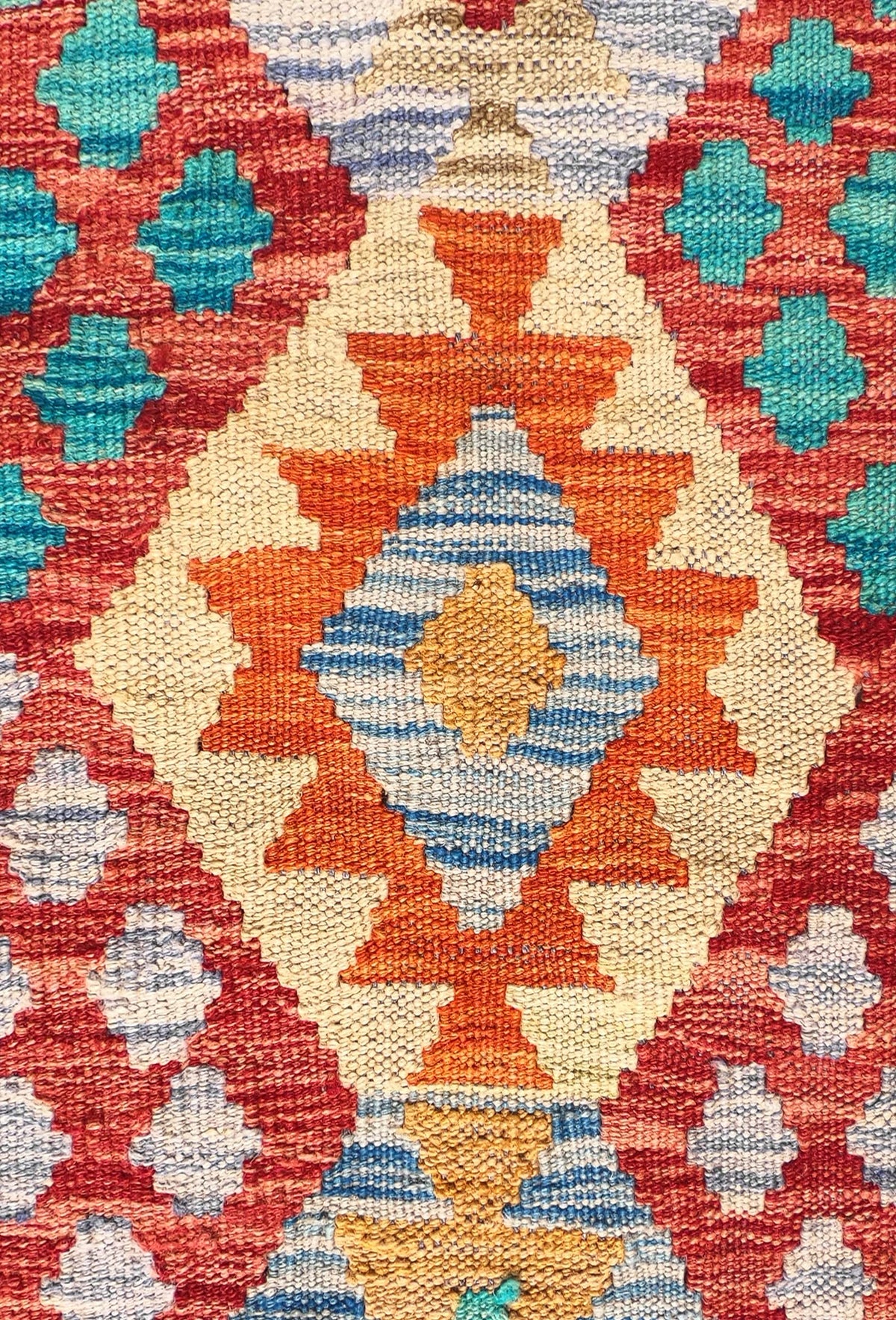 Detalle de motivos geométricos en alfombra Kelim de lana tejida a mano