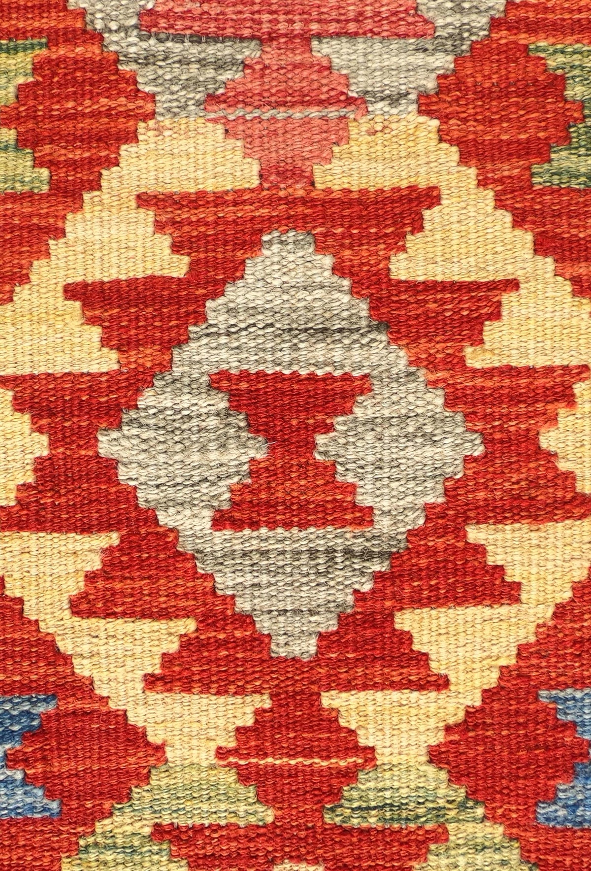 Detalle de motivos geométricos en alfombra Kelim de tejido plano