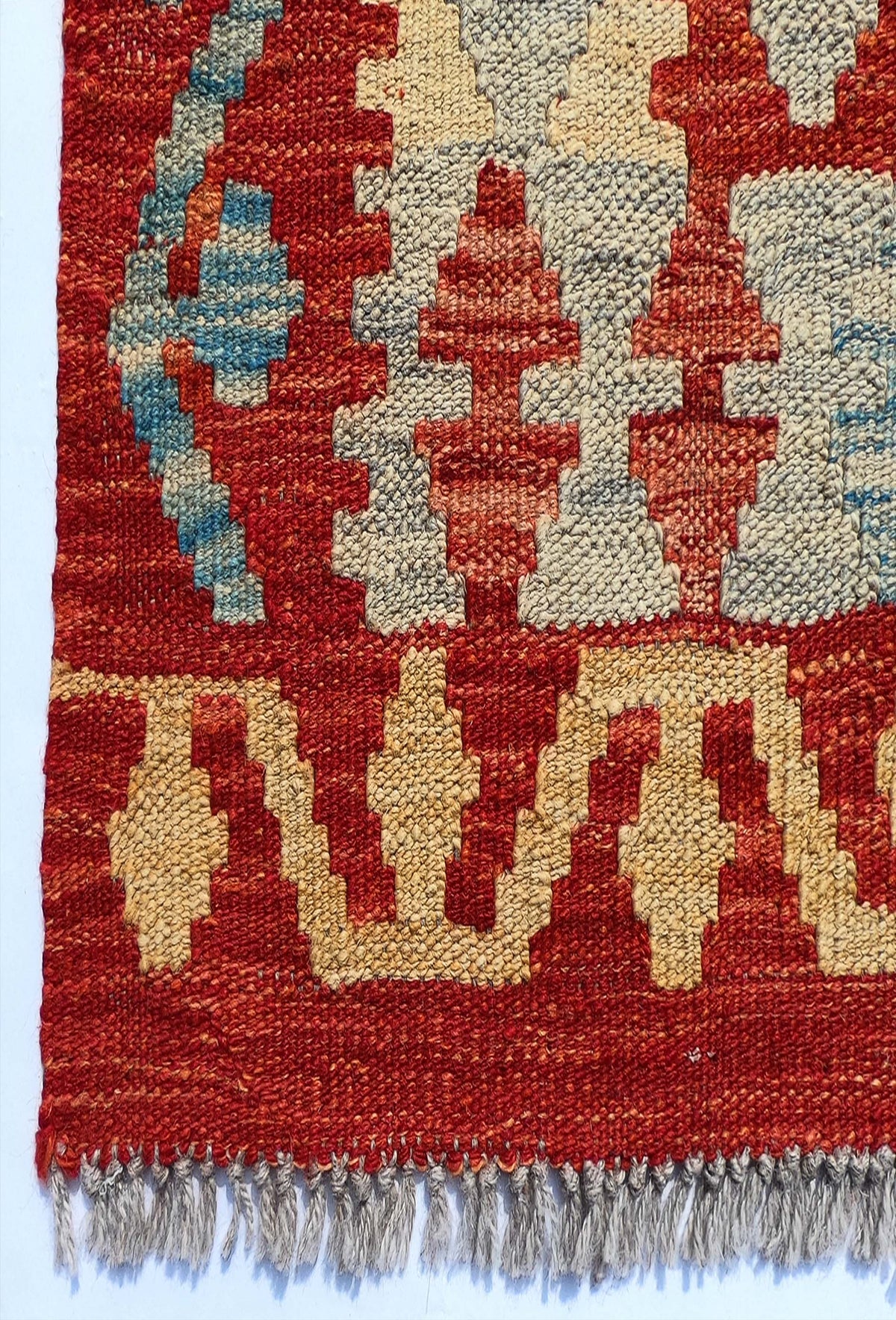 Textura de lana natural en alfombra Kelim, tejida a mano con tintes naturales