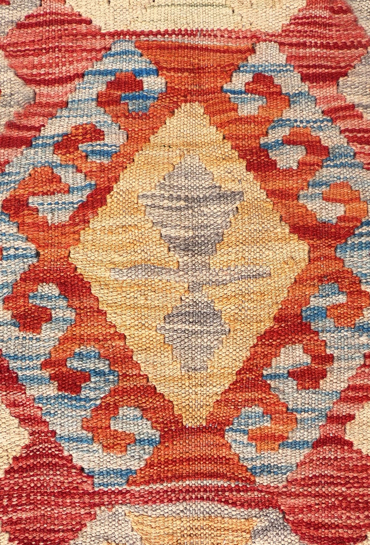 Detalle de motivos geométricos en alfombra Kelim de lana, estilo tejido plano