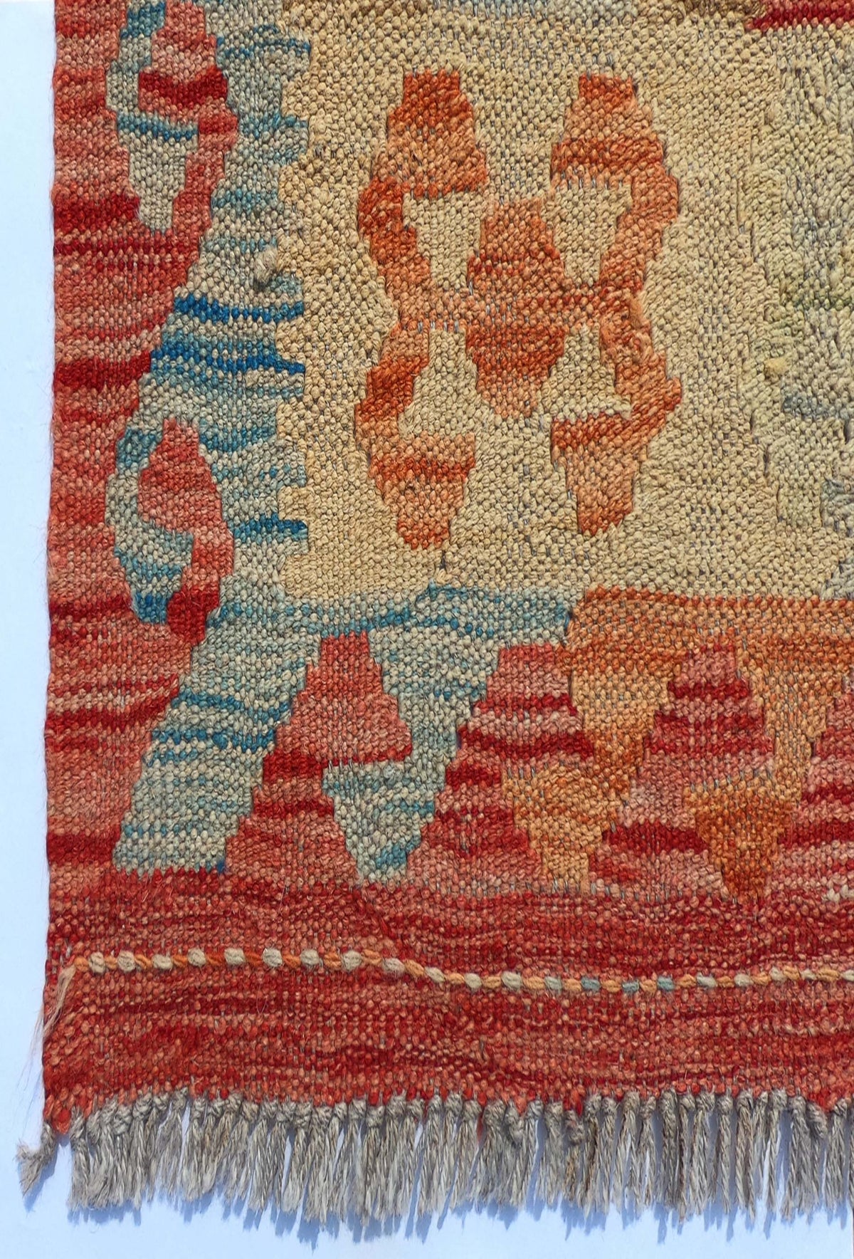 Textura natural de la lana en alfombra Kelim hecha a mano, teñida con tintes naturales