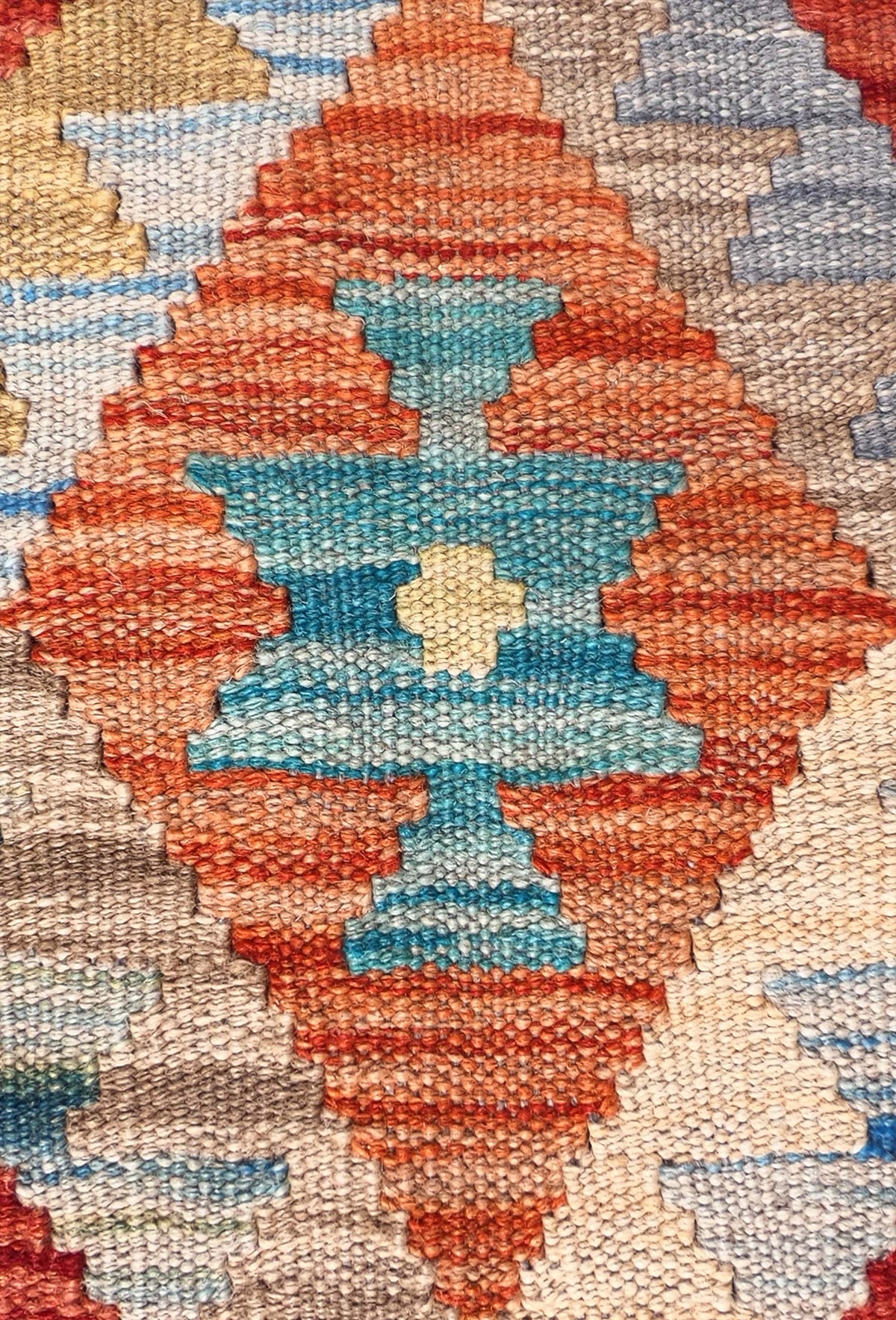 Detalle de motivos geométricos en alfombra Kelim de lana tejida a mano