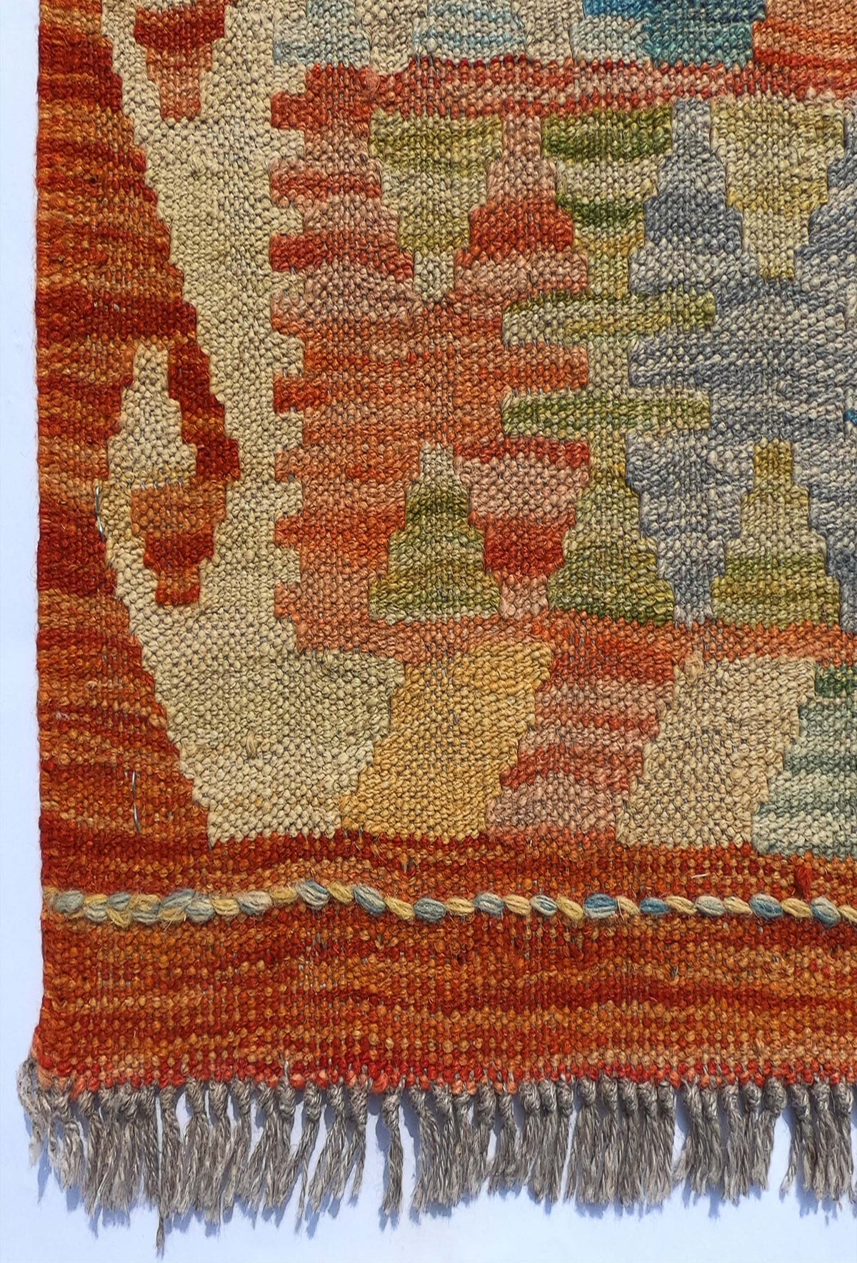 Textura de lana natural en alfombra Kelim de tejido plano artesanal