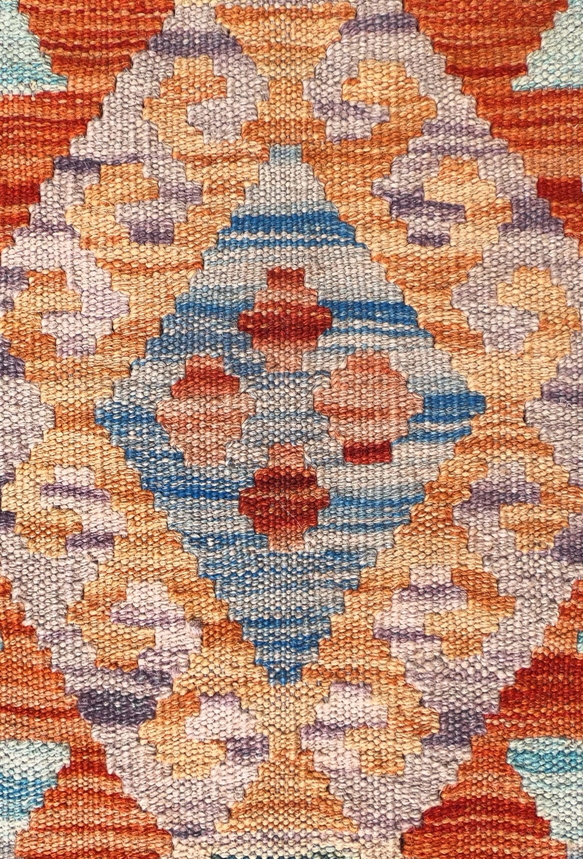 Detalle de motivos geométricos en alfombra Kelim de tejido plano reversible