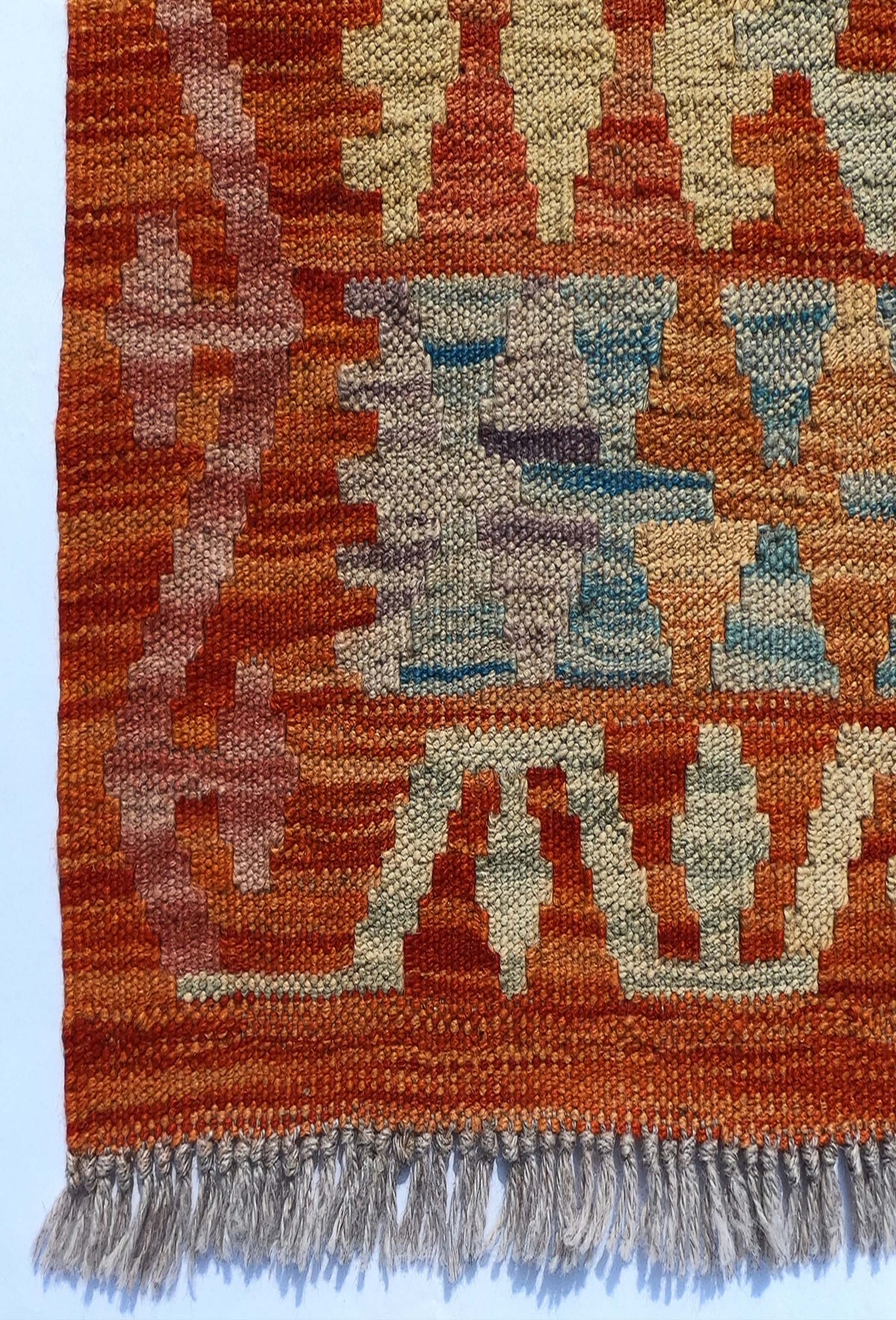 Textura de lana natural en alfombra Kelim tejida a mano con tintes naturales
