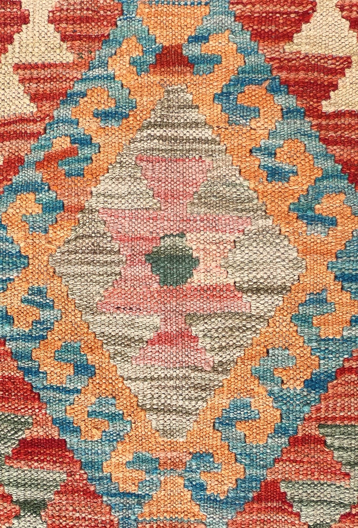 Detalle de motivos geométricos en alfombra Kelim de lana, tejido plano reversible