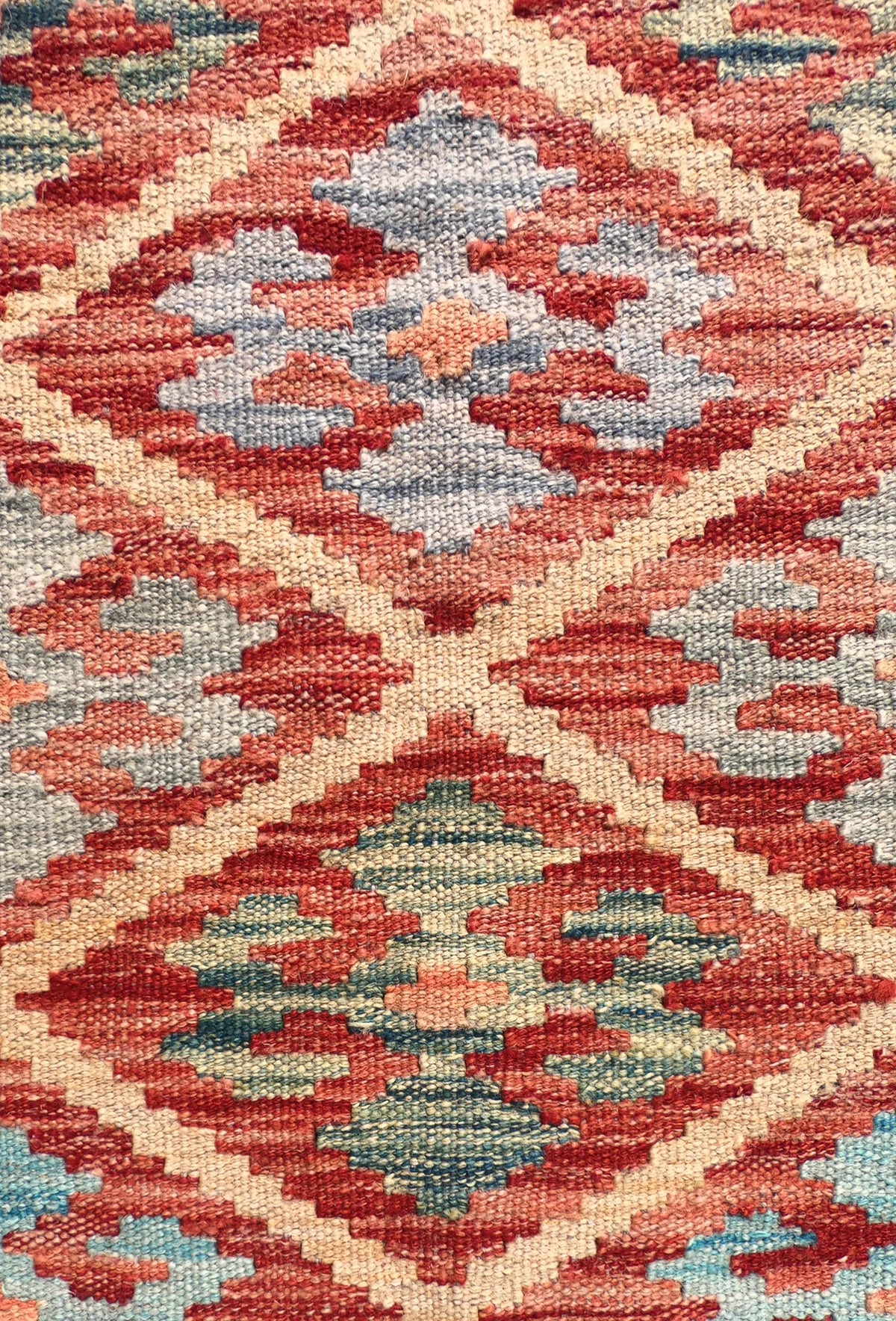 Detalle de motivos geométricos en alfombra Kelim de tejido plano