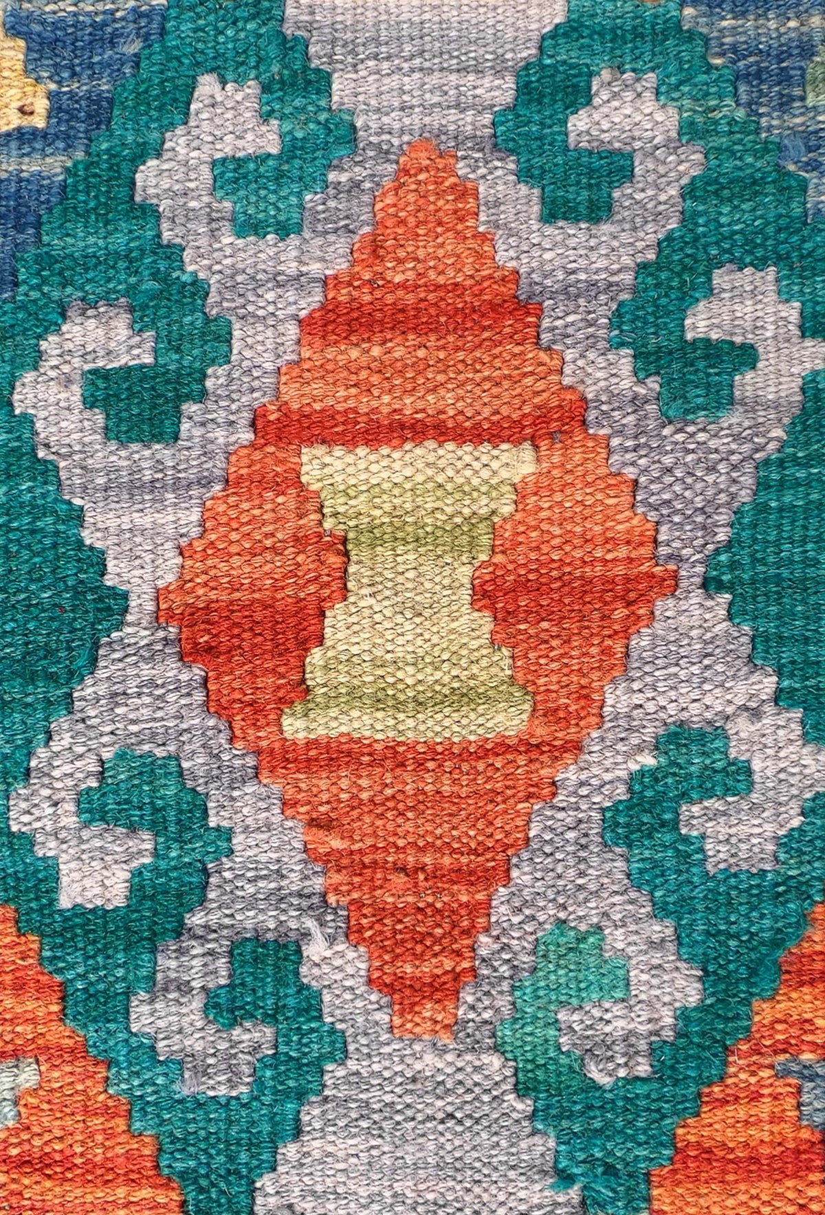 Detalle de patrones geométricos coloridos en alfombra Kelim de lana hecha a mano