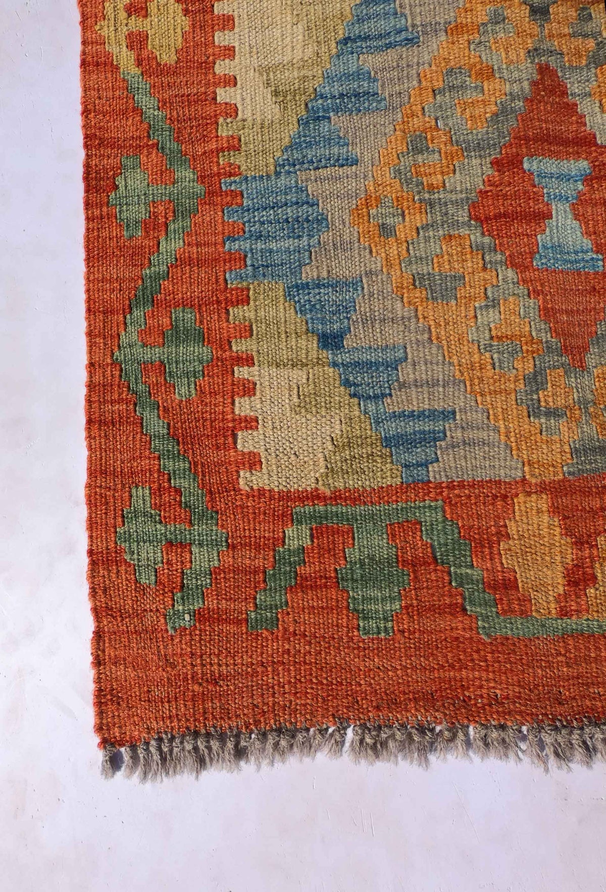 Detalle de la textura y tejido plano de alfombra Kelim Kashkuli