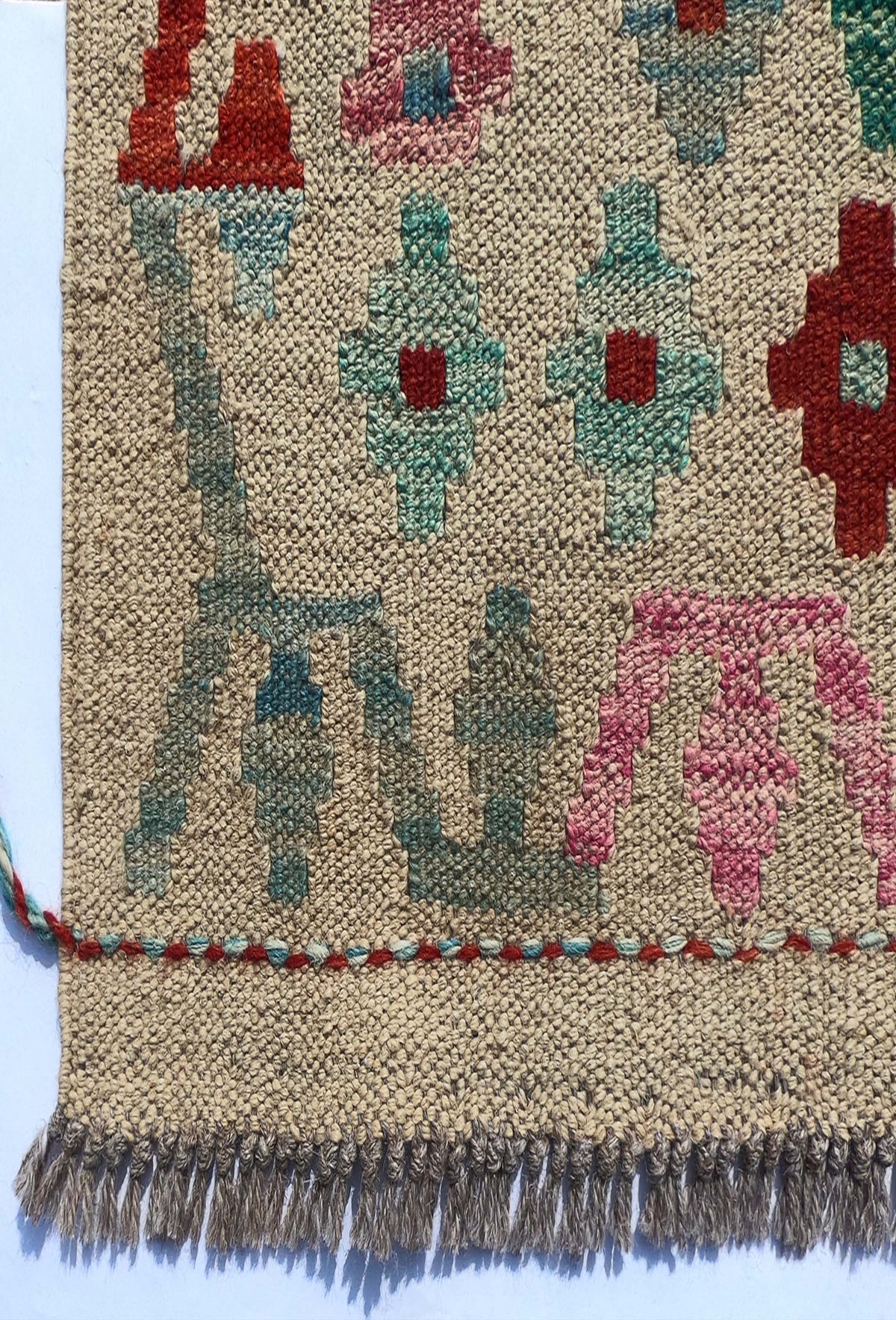 Textura natural de la lana en alfombra Kelim importada hecha a mano