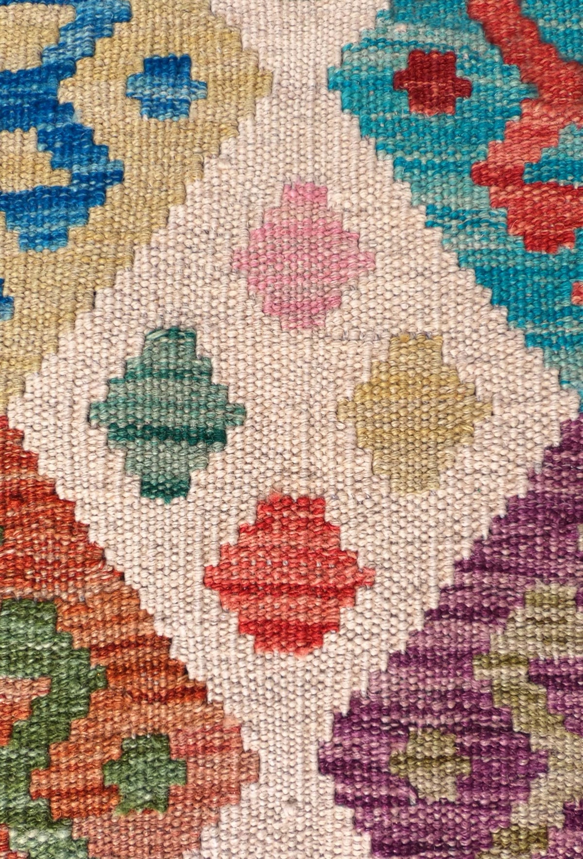 Detalle de motivos geométricos en alfombra Kelim de tejido plano