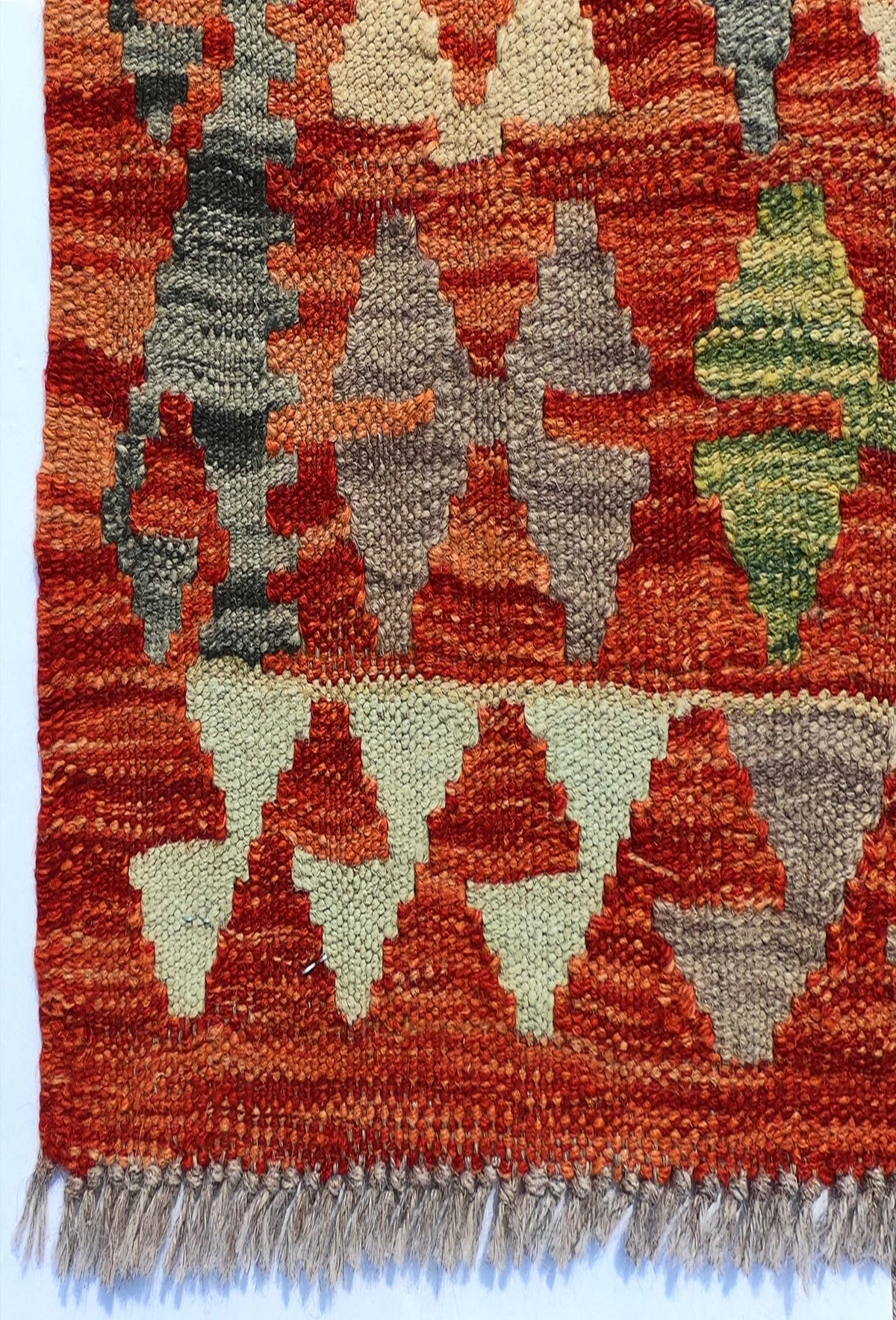 Textura natural de lana en alfombra Kelim tejida artesanalmente