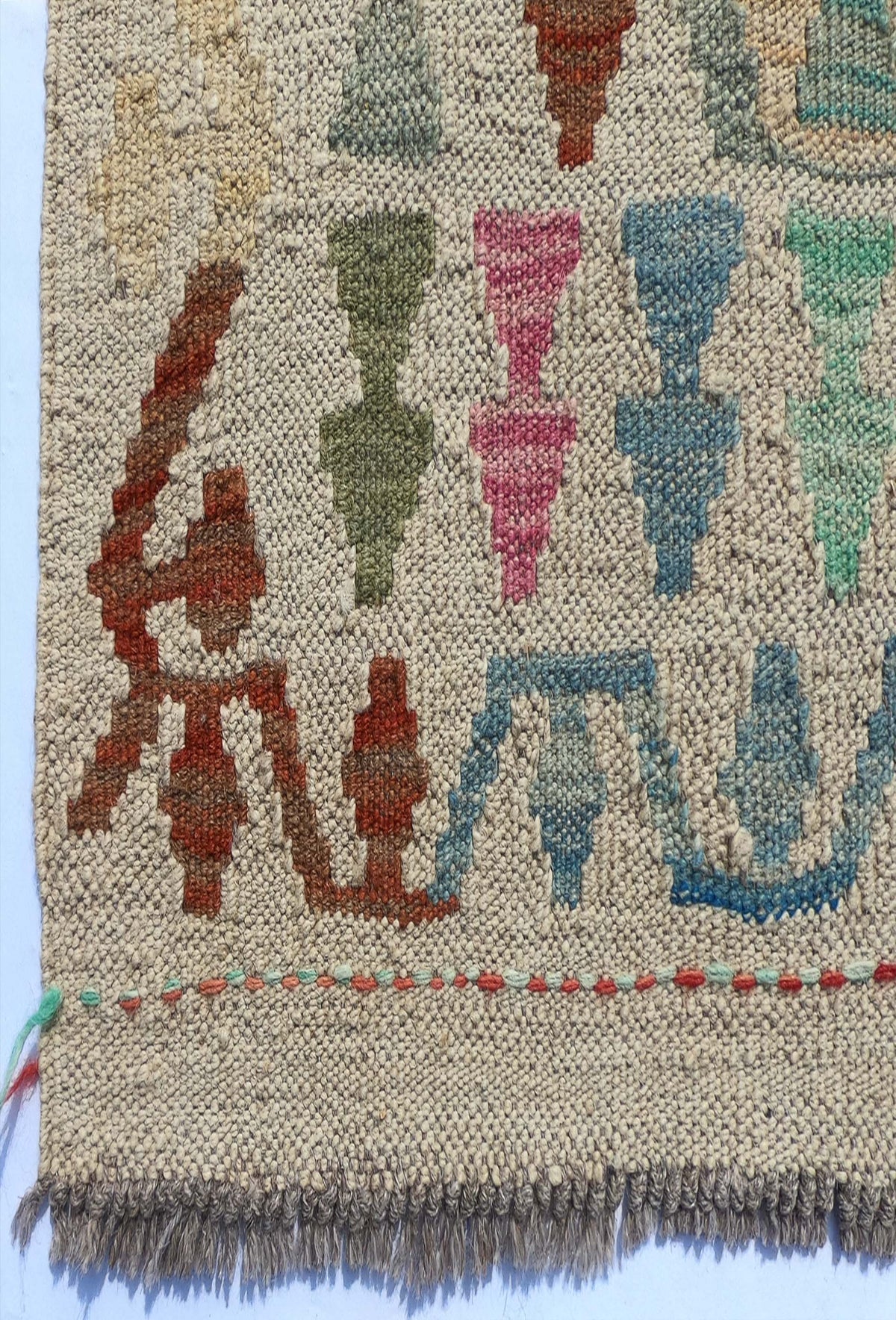 Textura de lana natural en alfombra Kelim de tejido plano
