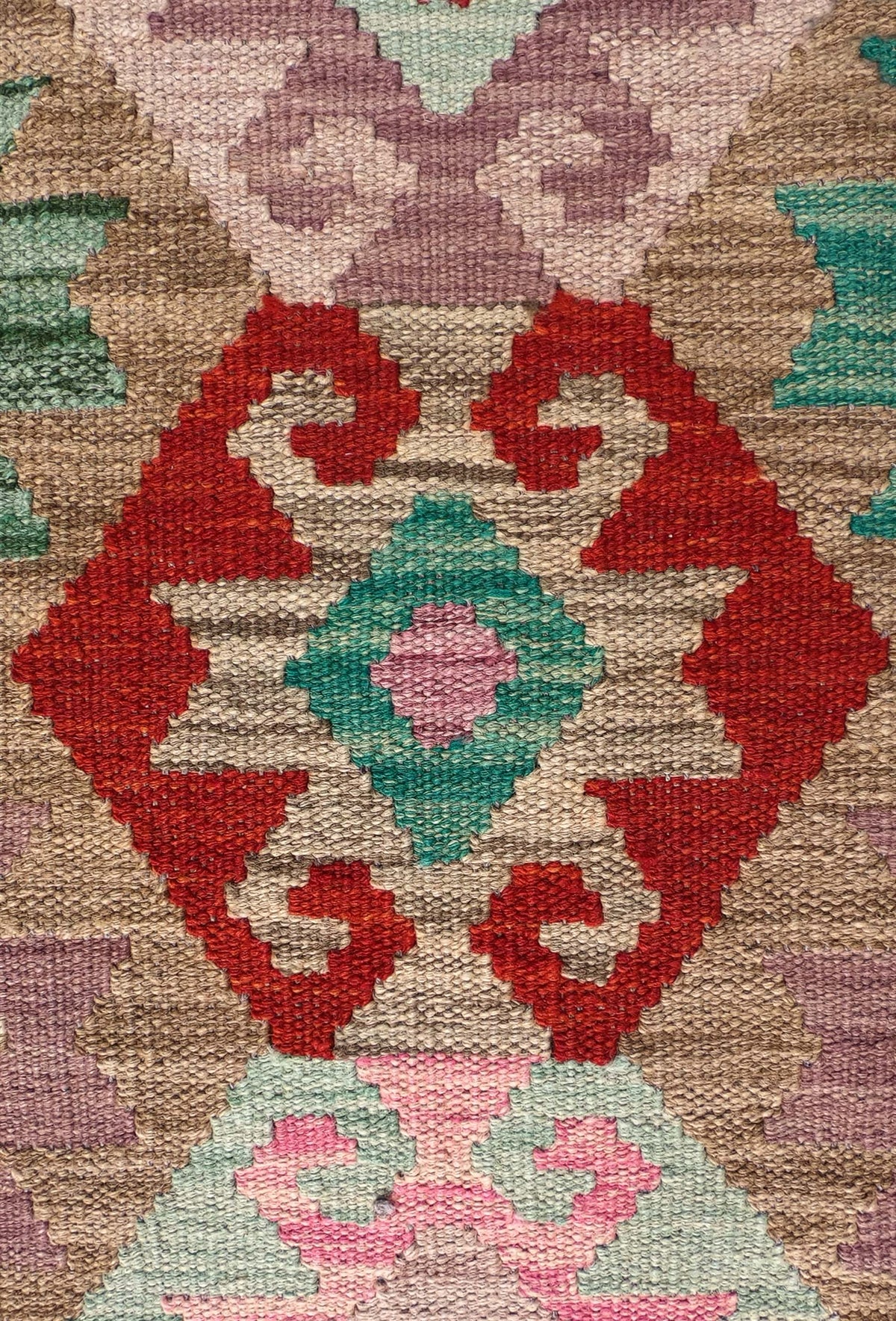 Detalle de patrón geométrico en alfombra Kelim de lana natural