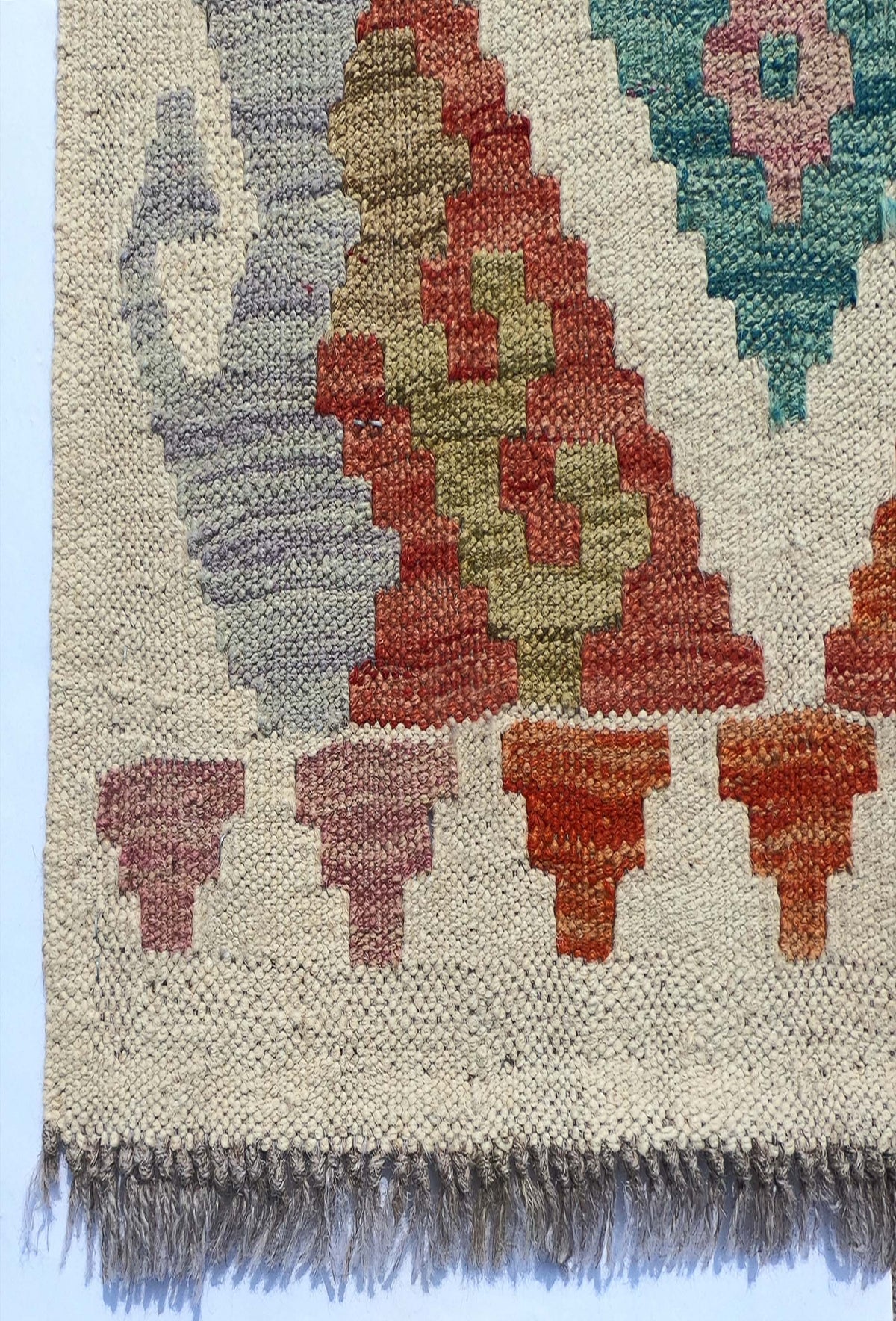 Textura natural de la lana en alfombra Kelim artesanal de origen Pakistaní