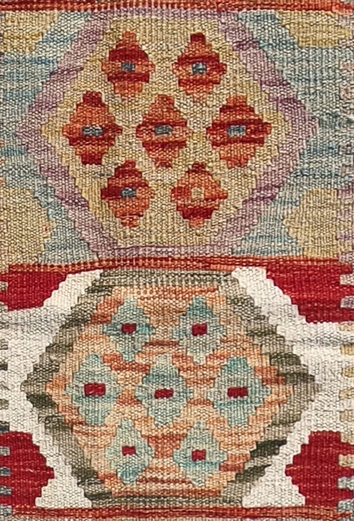 Detalle de motivos geométricos en alfombra Kelim de lana con tintes naturales
