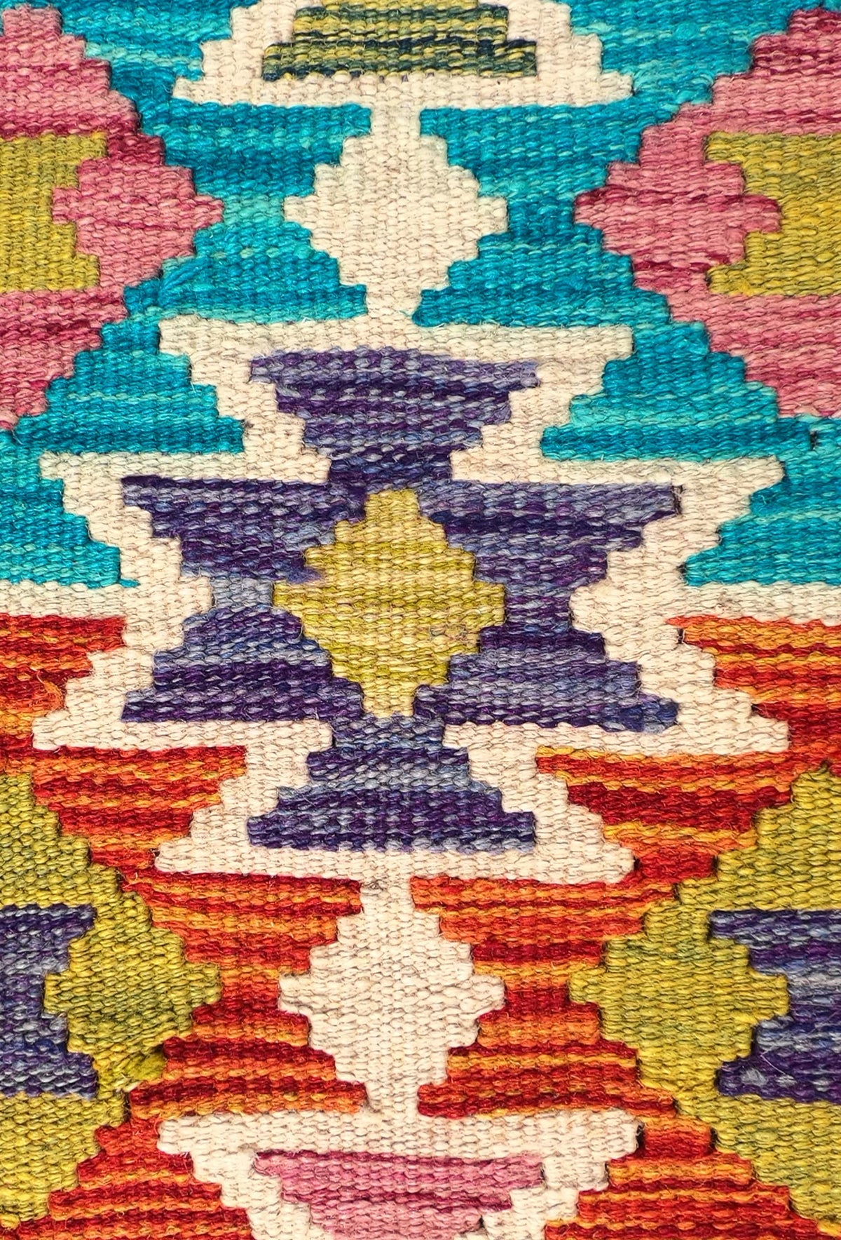 Detalle de motivos geométricos en alfombra Kelim de lana teñida con tintes naturales