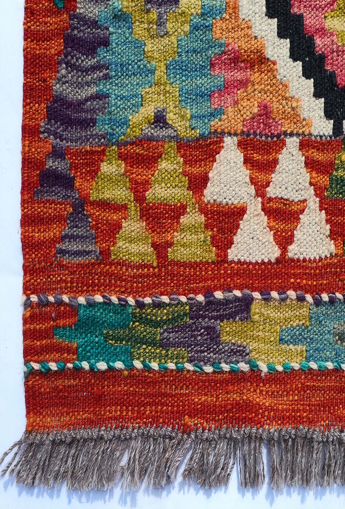 Textura de lana natural y tejido plano en alfombra Kelim artesanal