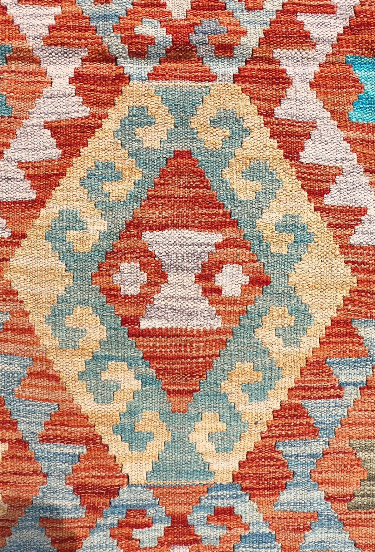Detalle de motivos geométricos en alfombra Kelim de tejido plano reversible