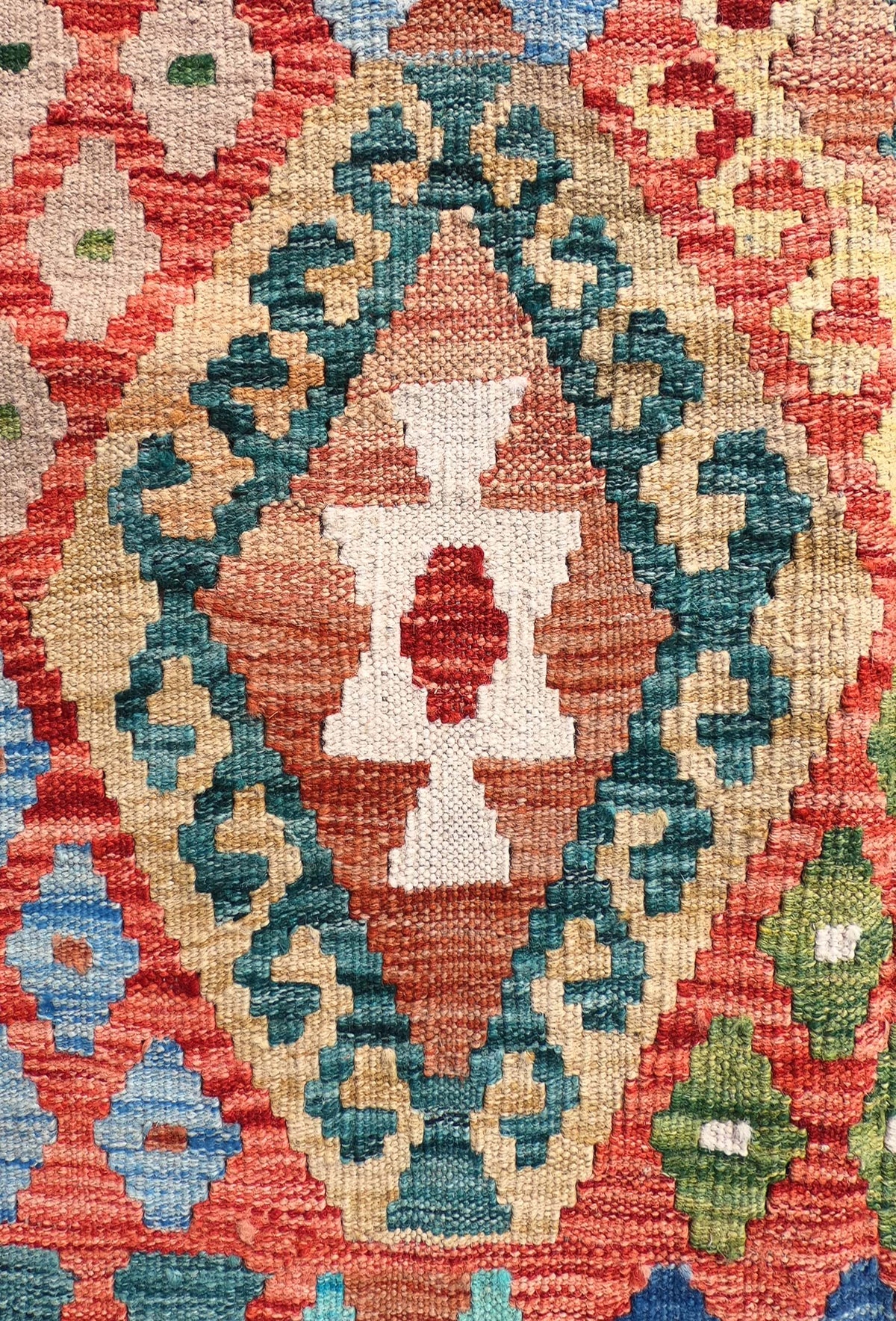 Detalle de motivos geométricos en alfombra Kelim de tejido plano