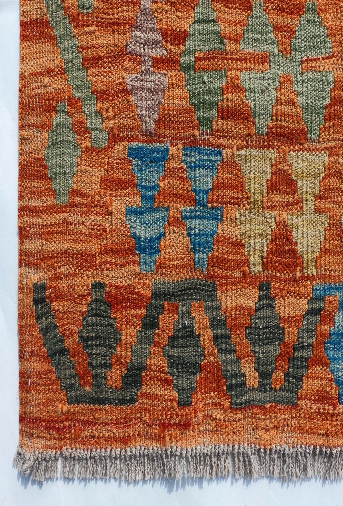 Textura natural de la lana en alfombra Kelim tejida a mano