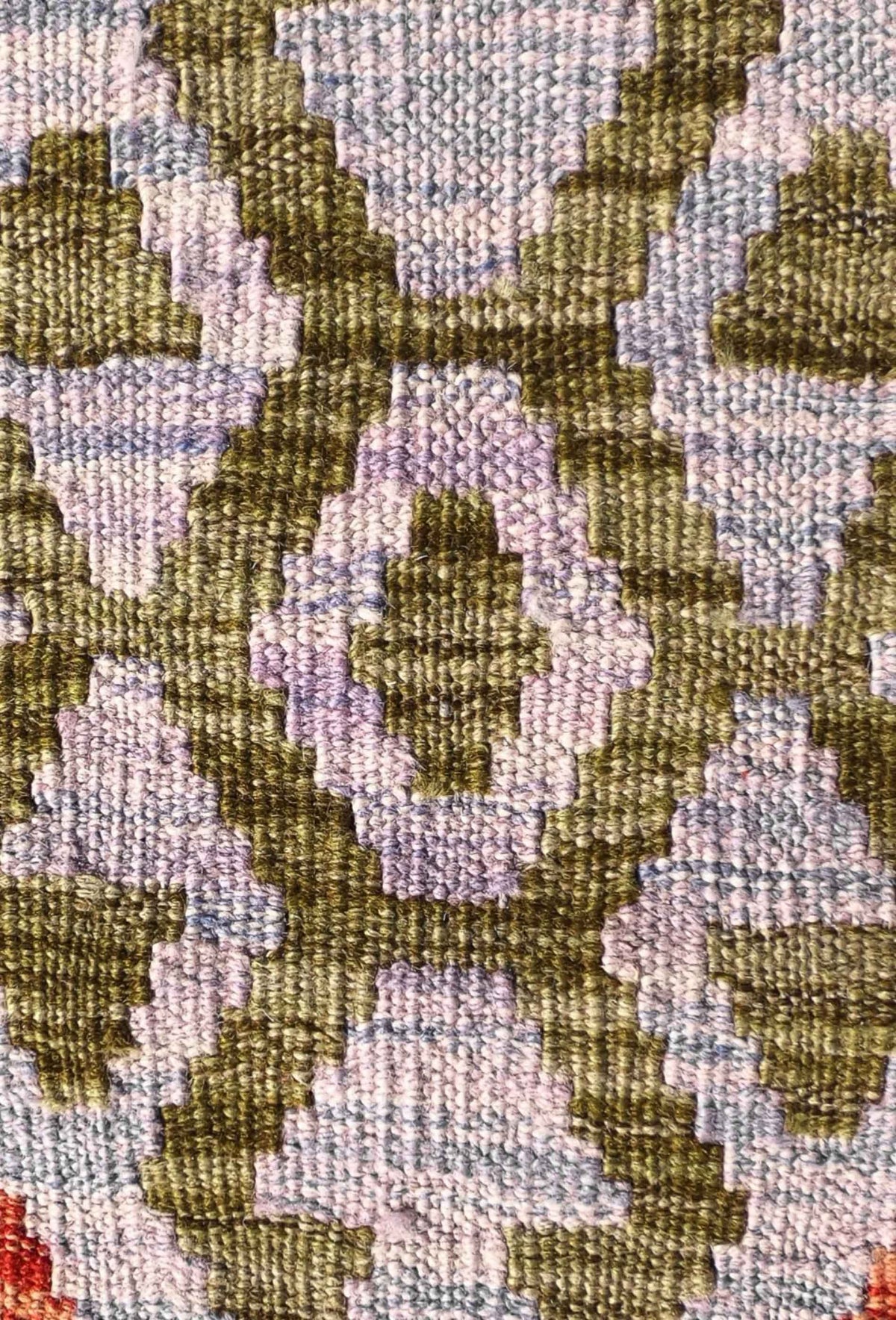 Alfombra de lana Kelim con diseño geométrico en tonos vibrantes.
