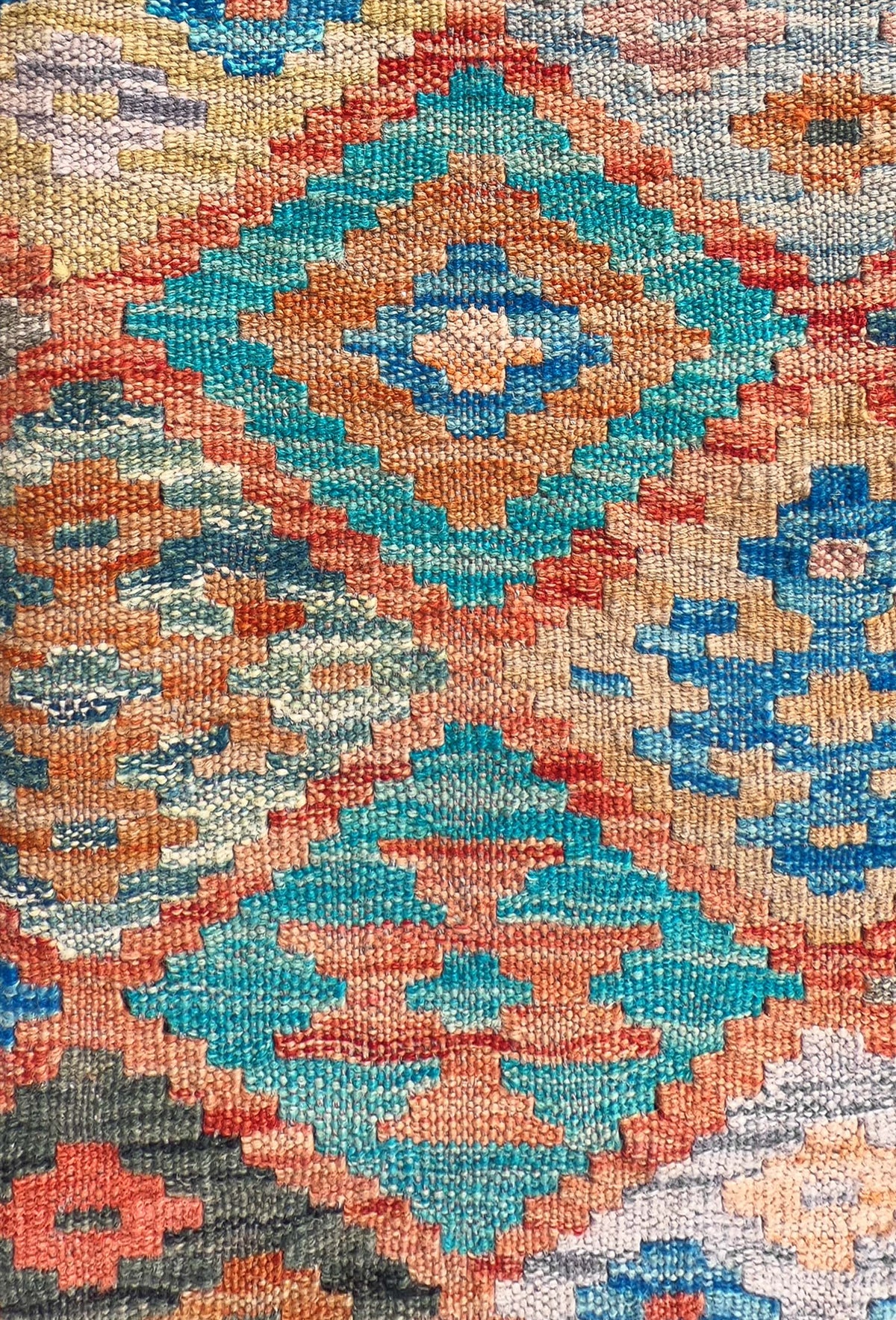 Detalle de patrones geométricos en alfombra kelim de lana tejida a mano