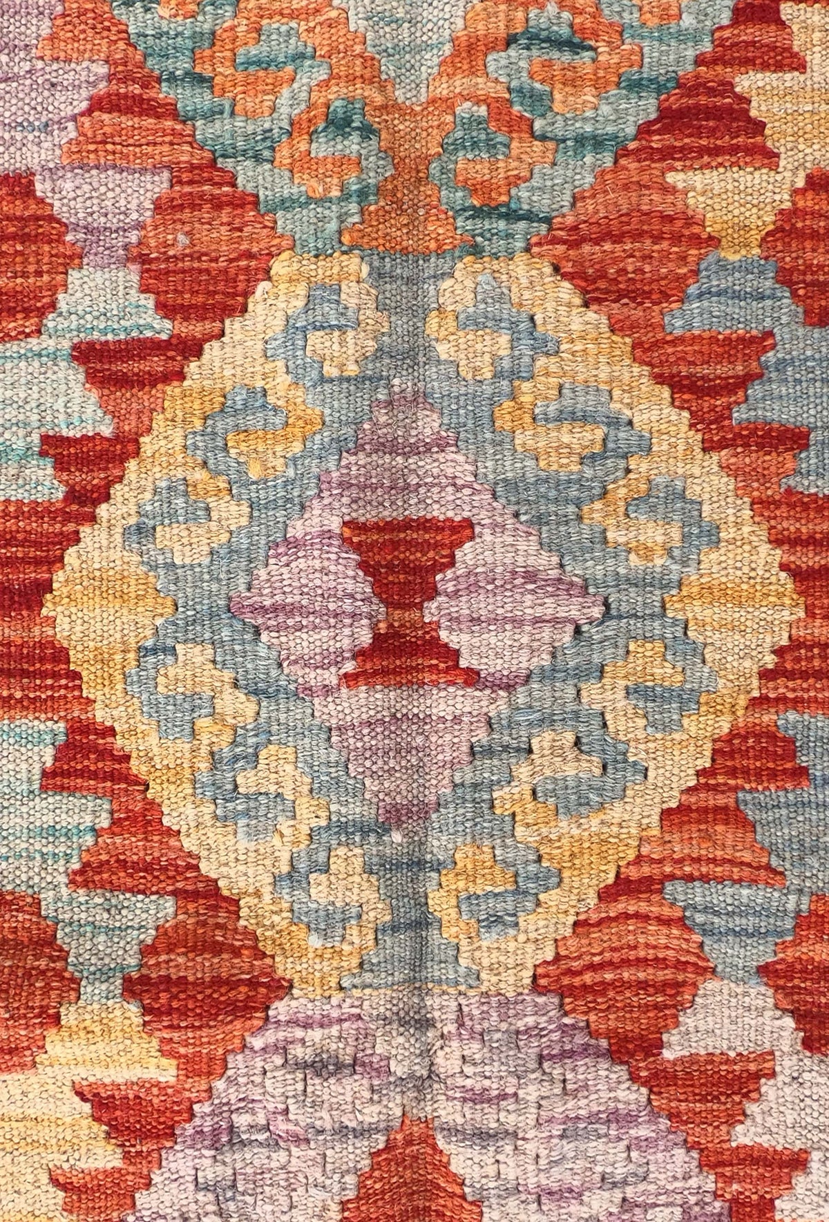 Detalle de motivos geométricos en alfombra Kelim de lana con tintes naturales