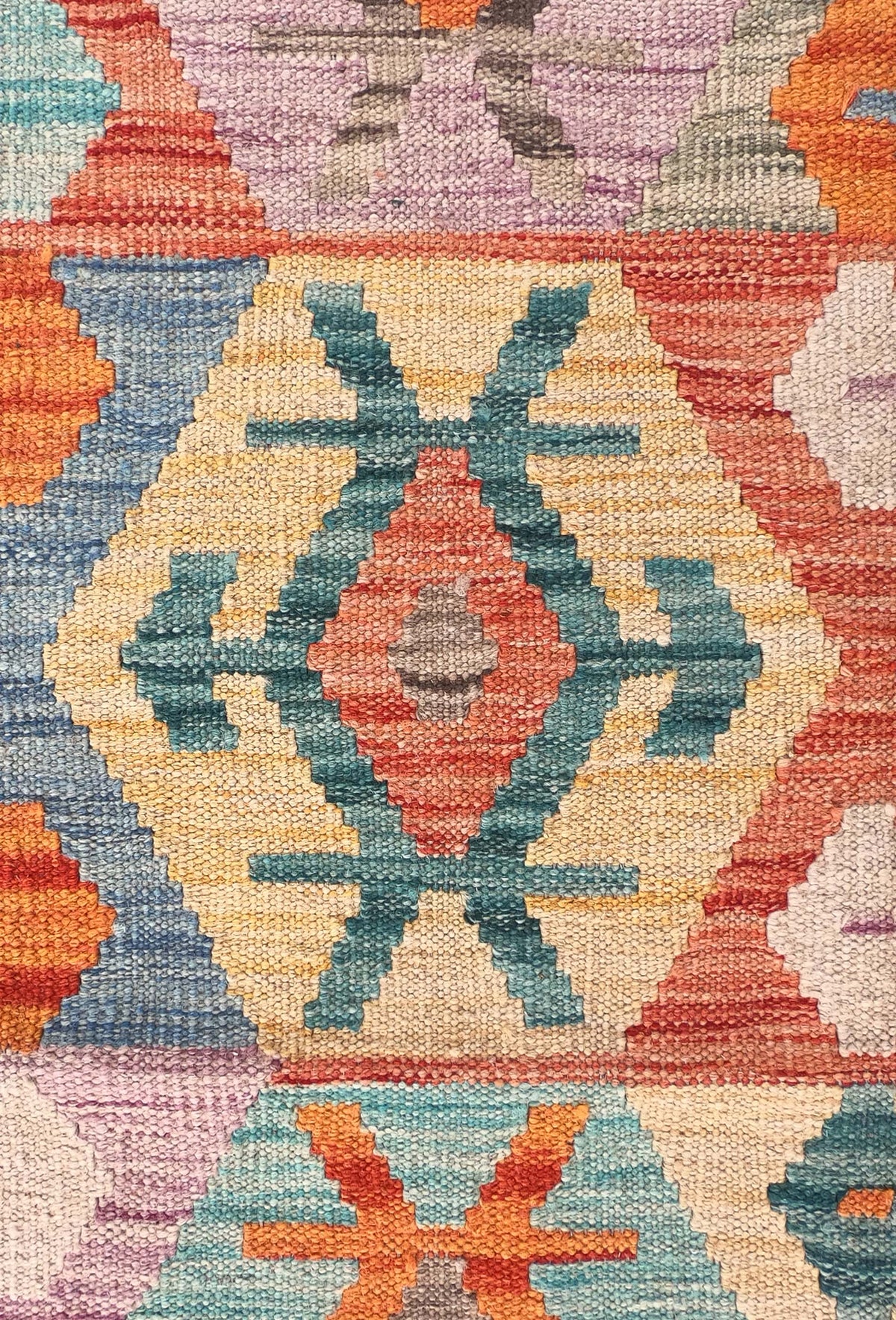Detalle de motivos geométricos en alfombra Kelim de tejido plano reversible