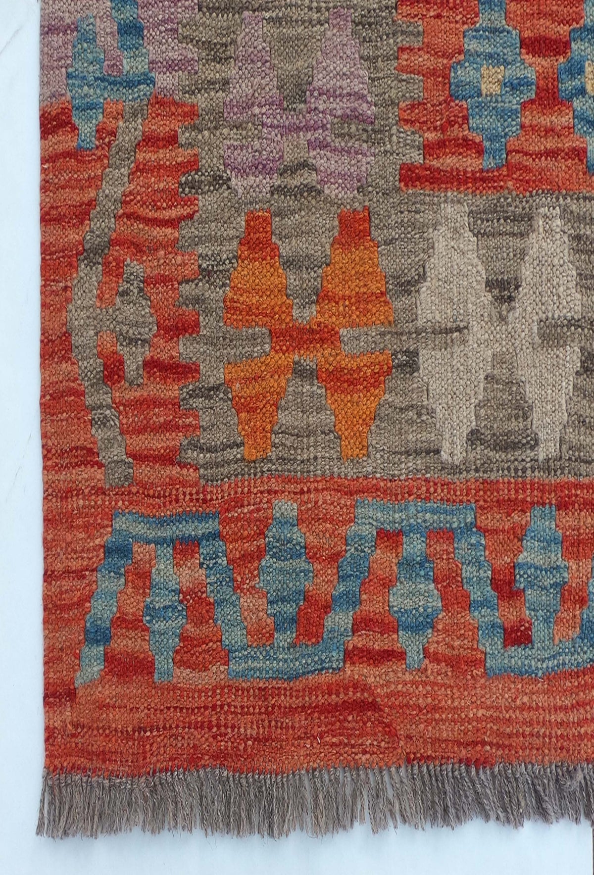 Textura de lana natural en alfombra Kelim artesanal de origen pakistaní