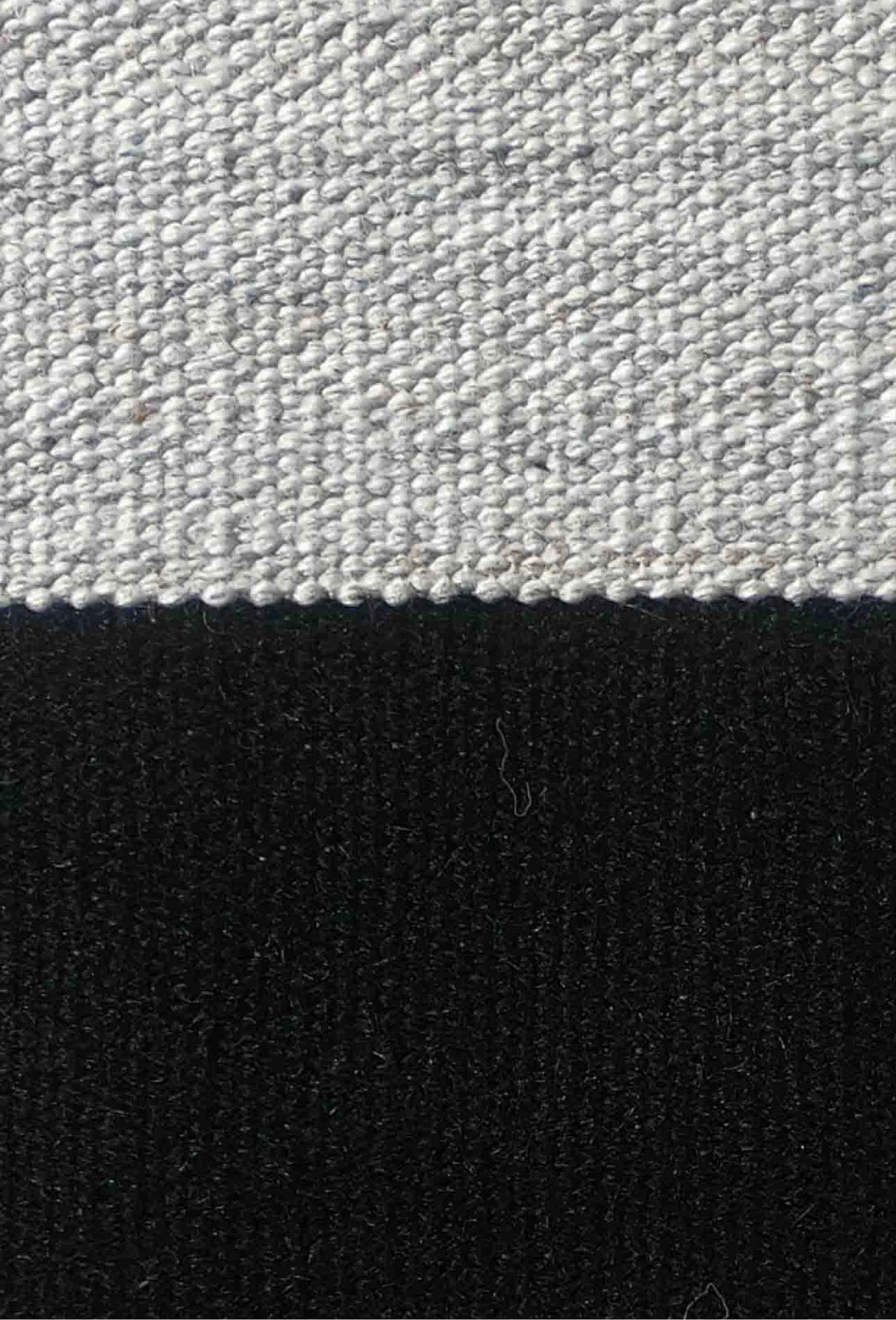 Detalle de motivos geométricos en alfombra Kelim tejida a mano