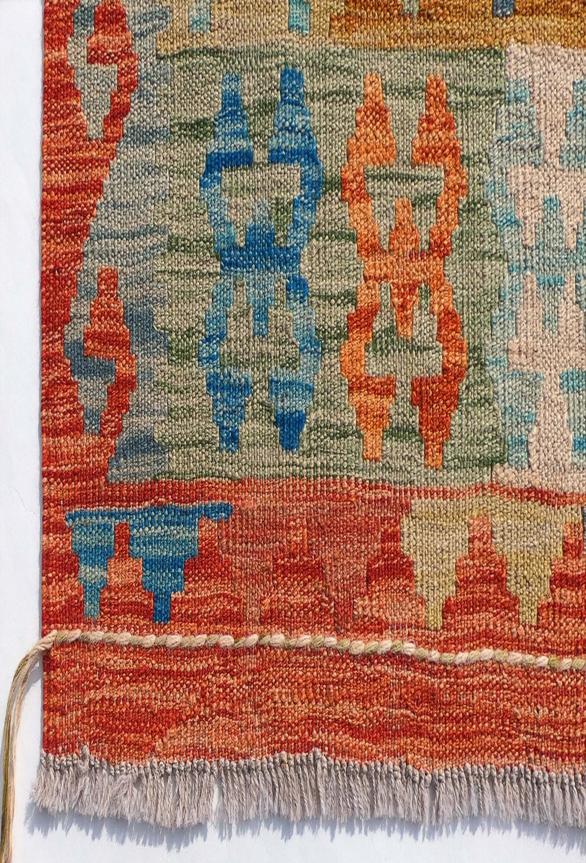 Textura de lana natural en alfombra Kelim importada