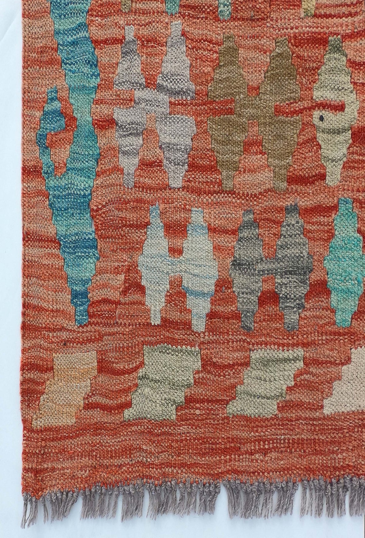 Textura de lana natural en alfombra Kelim artesanal de origen pakistaní