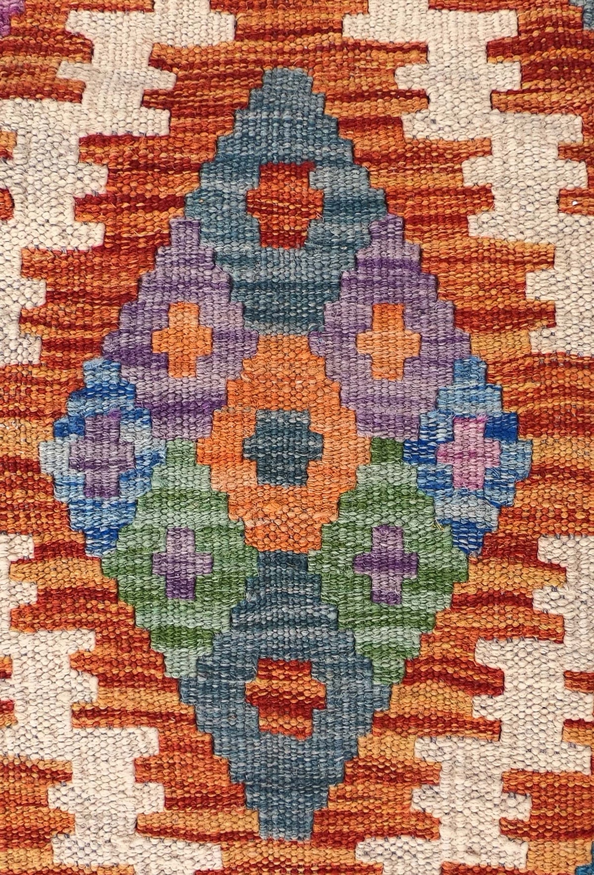 Detalle de motivos geométricos en alfombra Kelim tejida a mano