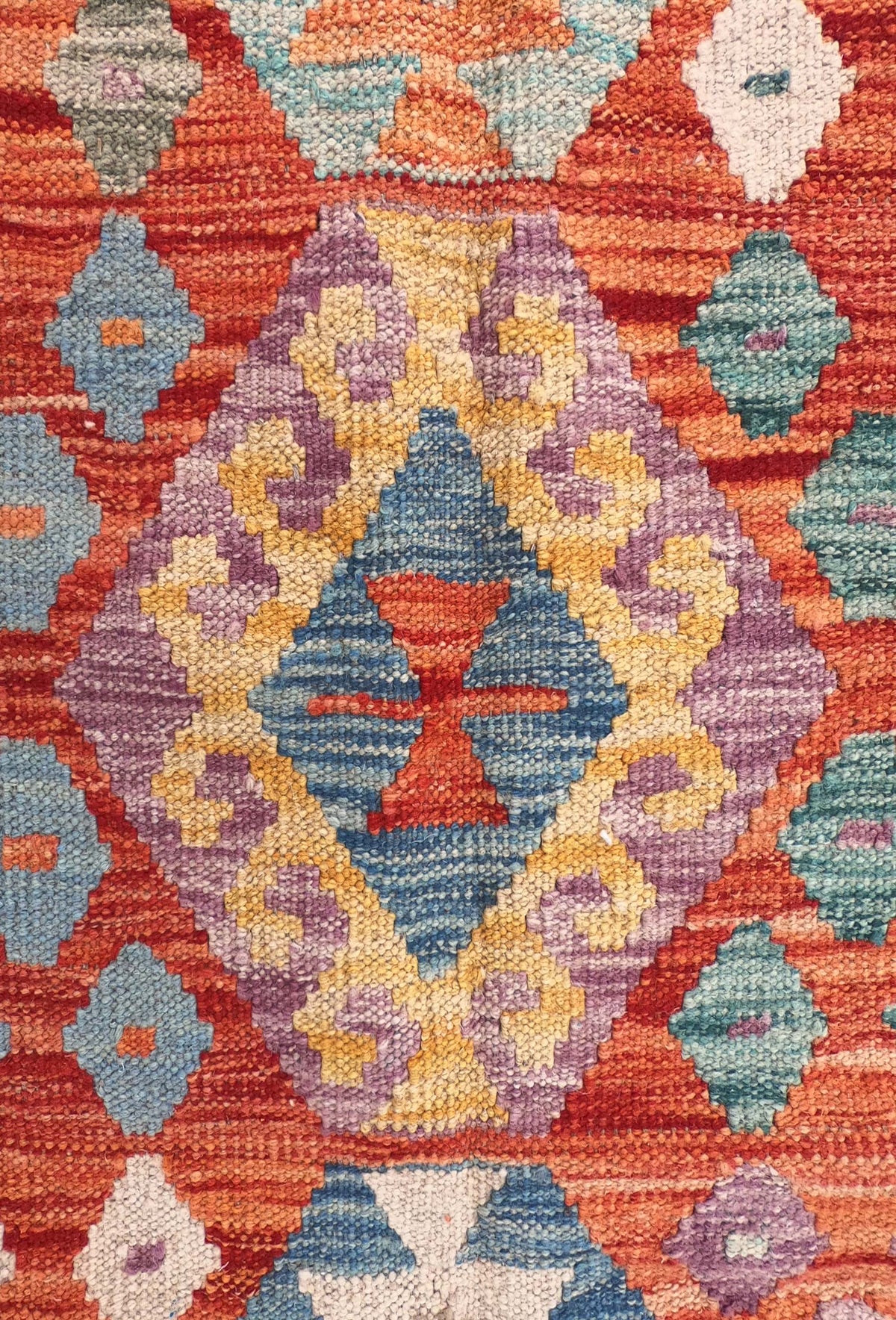 Detalle de motivos geométricos en alfombra Kelim de tejido plano