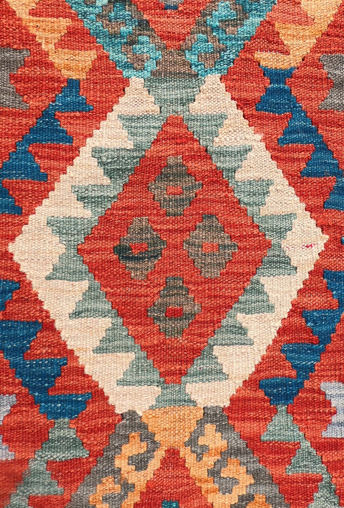 Detalle de motivos geométricos en alfombra Kelim de lana con tintes naturales