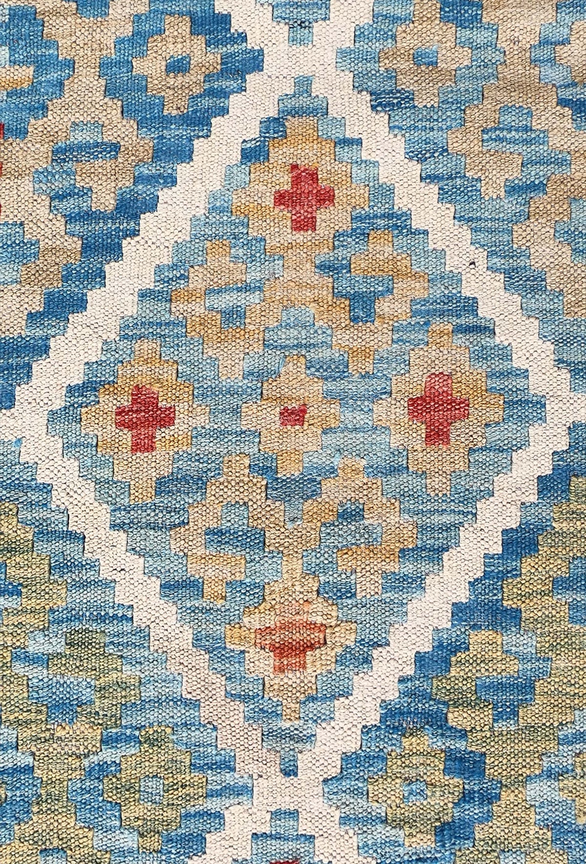 Detalle de motivos geométricos en alfombra kelim de lana tejida