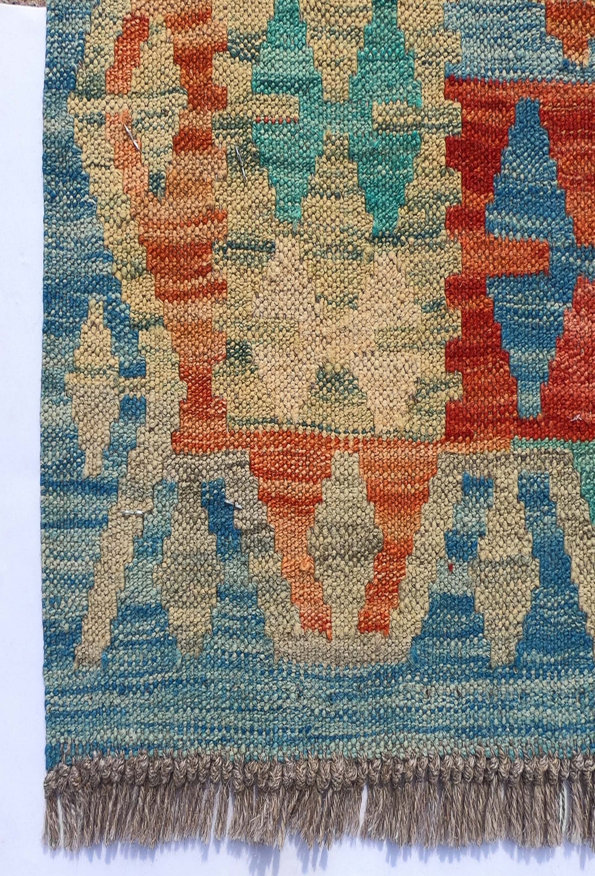 Textura natural de lana en alfombra artesanal de tejido plano