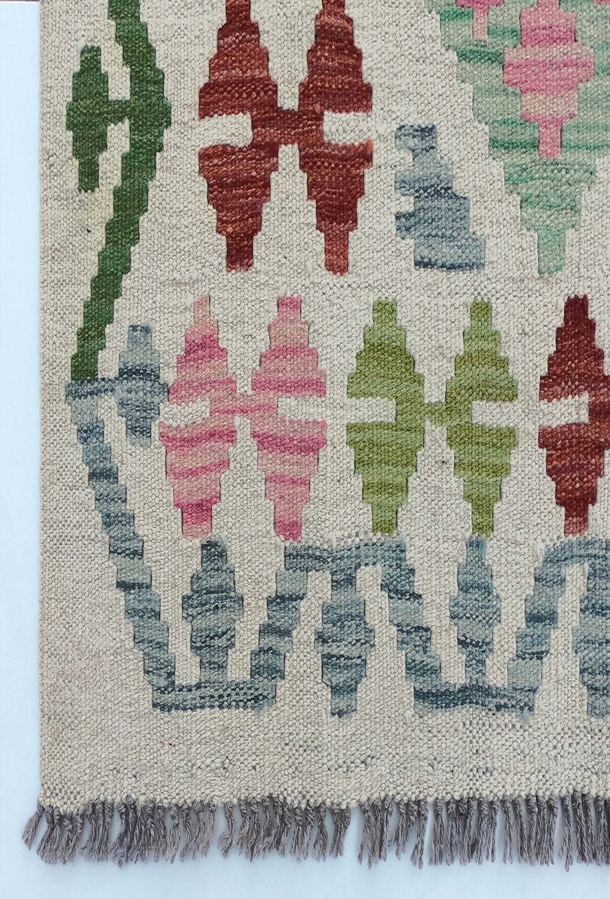 Textura de lana natural en alfombra Kelim importada, tejido plano