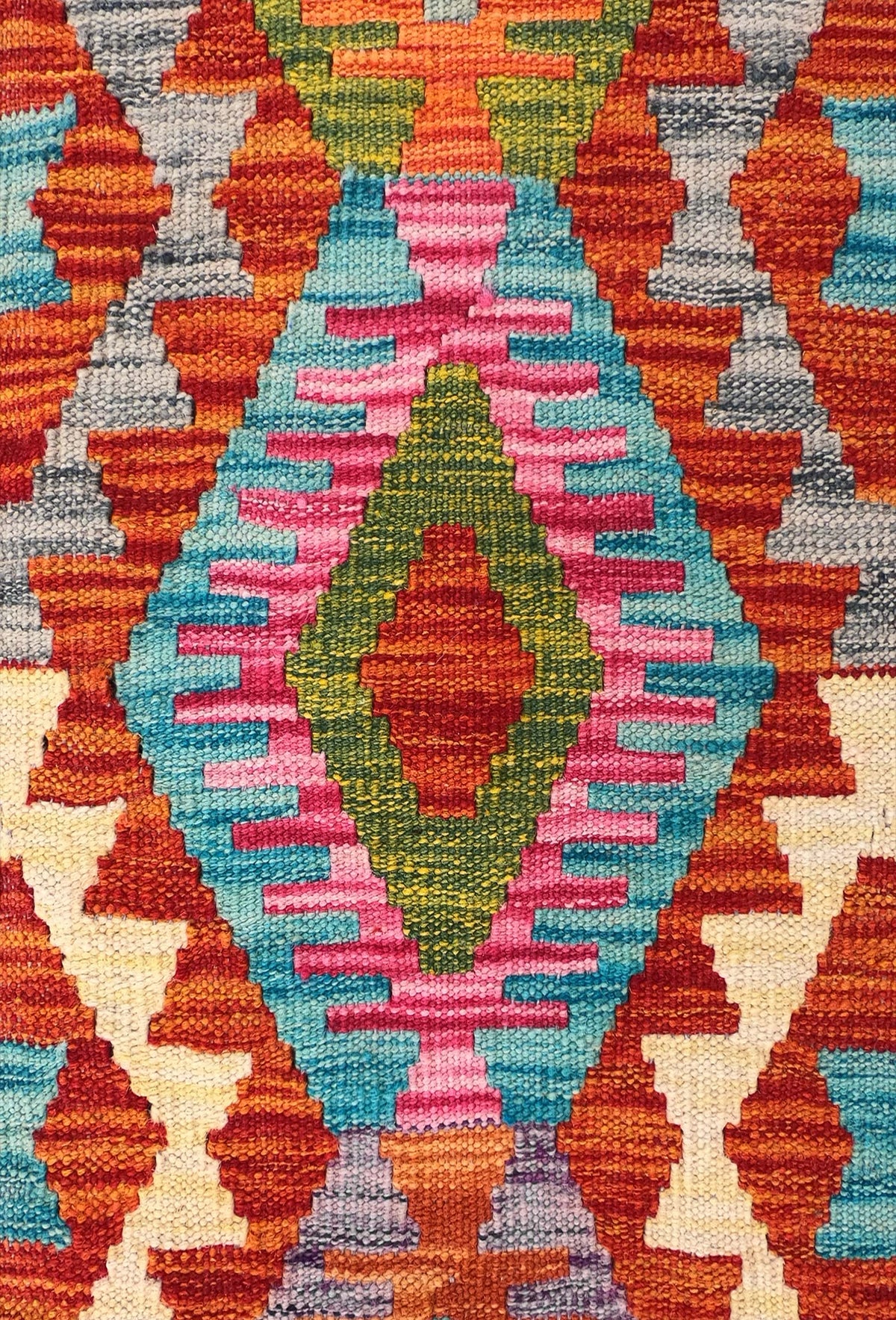 Detalle de motivos geométricos en alfombra Kelim de lana, tejido plano reversible
