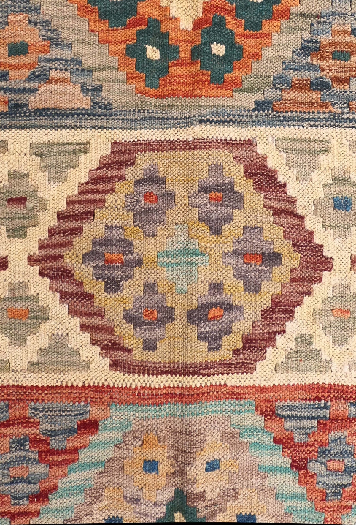 Detalle de patrón geométrico reversible en alfombra Kelim de lana natural