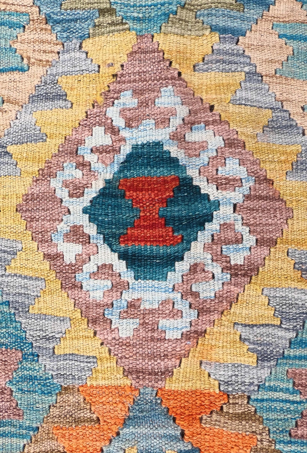 Detalle de motivos geométricos en alfombra Kelim de tejido plano