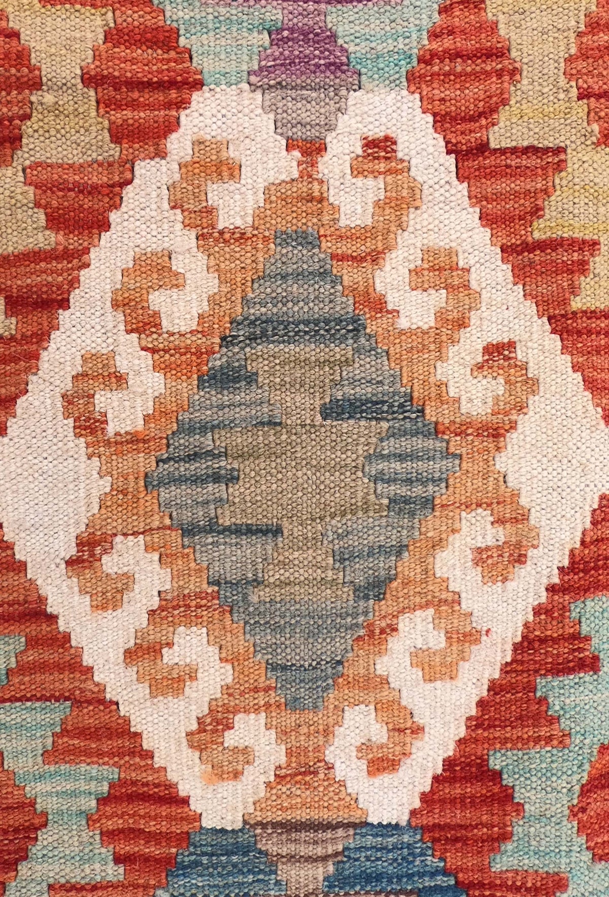 Detalle de motivos geométricos en alfombra Kelim de tejido plano reversible