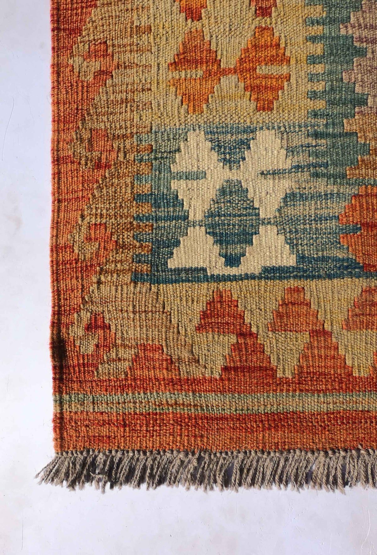 Alfombra Kelim Kashkuli de lana con patrones geométricos, ideal para living o comedor.