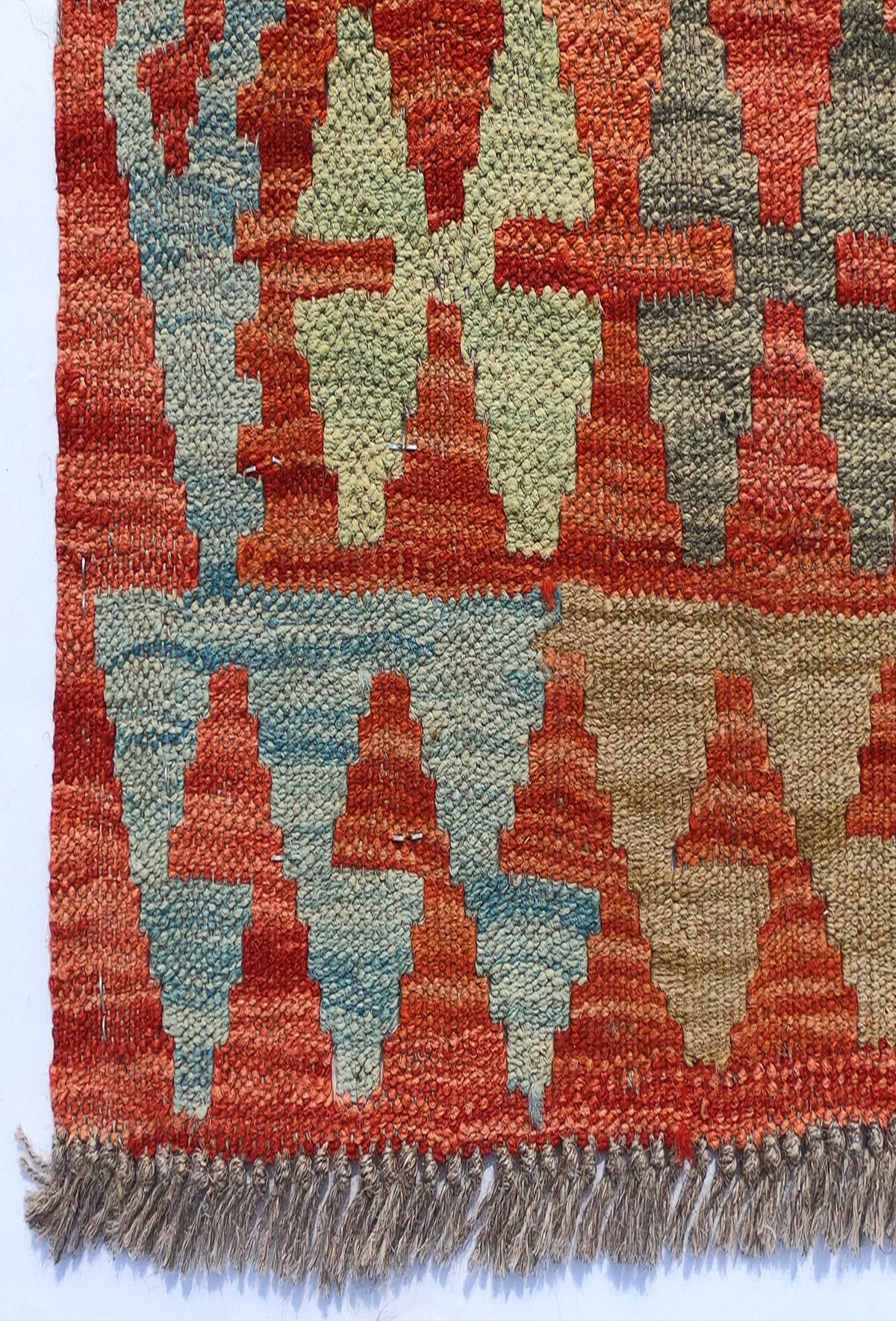 Textura natural de lana en alfombra Kelim artesanal de Pakistán