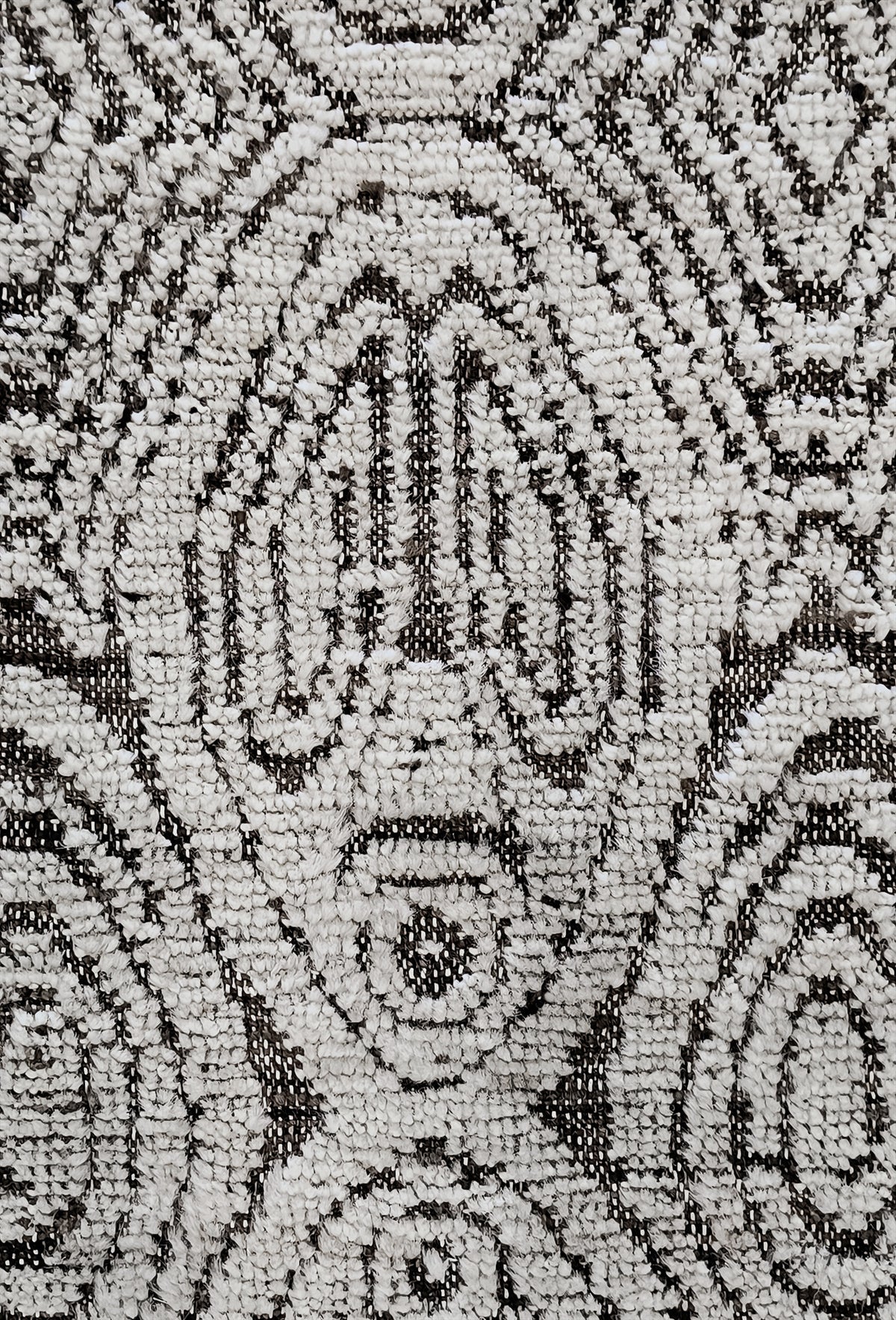 Alfombra paquistaní de lana, estilo contemporáneo con tonalidades neutras.